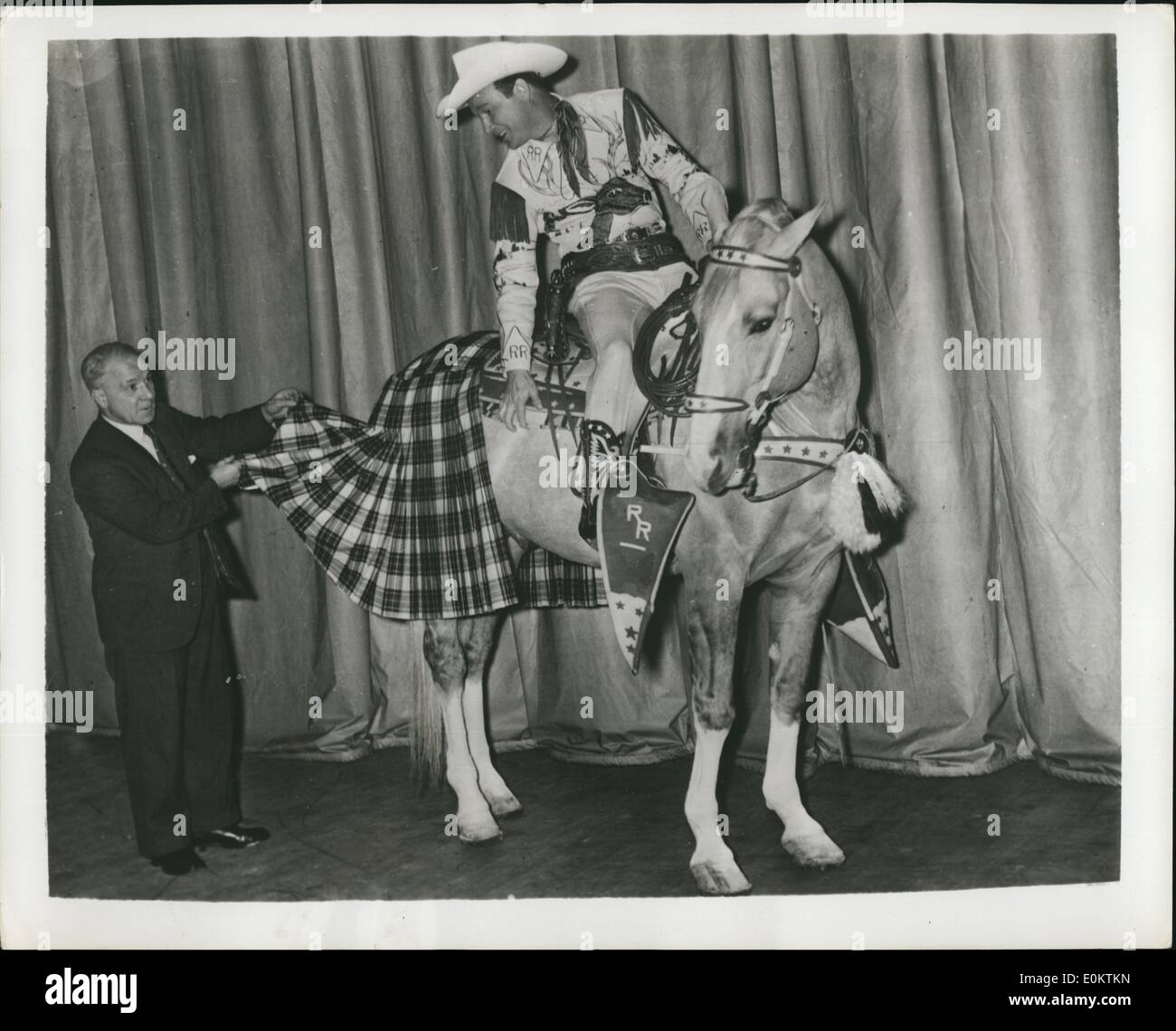Jan 1, 1950 - Mac Trigger a un kilt : plus l'allure d'un natif de l'Écosse de l'ouest sauvage est Roy Rogers' célèbre cheval Trigger, tous habillés en kilt écossais à l'occasion de son premier spectacle de scène britannique à l'Empire Theatre, Glasgow. La photo montre la détente est équipé pour sa robe Stuart Kilt par M. James Gordon, de Thomas Gordon & Sons Ltd., kilt écossais bien connu des fabricants qui l'exportation vers les pays du monde entier. (Date précise inconnue). Banque D'Images