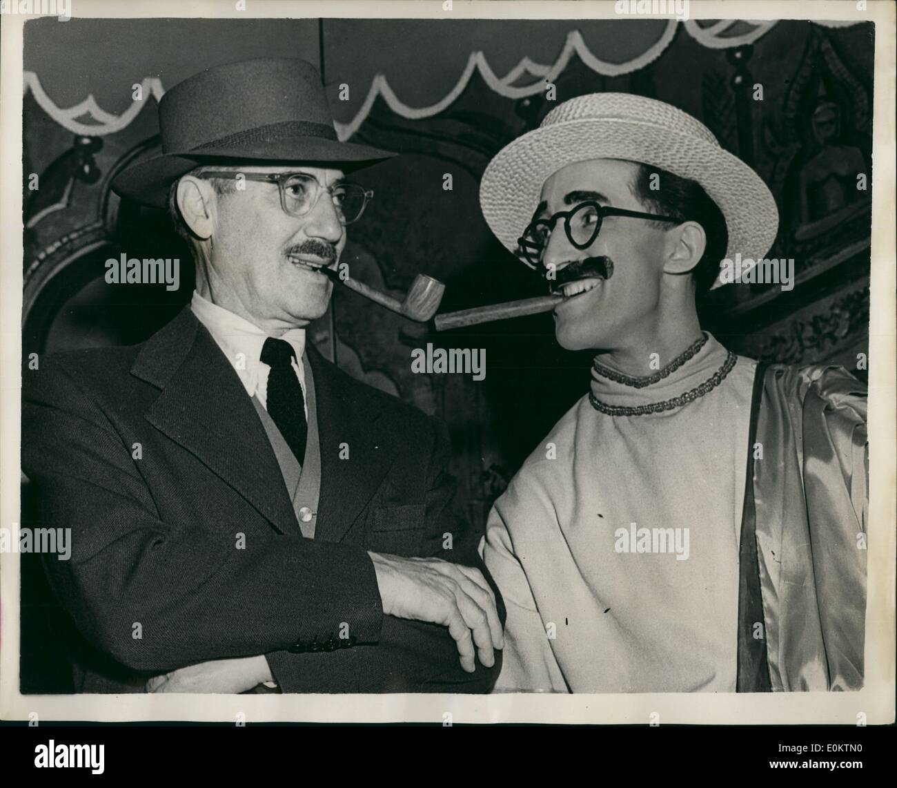 Jan 1, 1950 - Groucho Marx et son ''Double'' à Londres. Star américaine visite London Show : comédien américain populaire sen Grou Banque D'Images