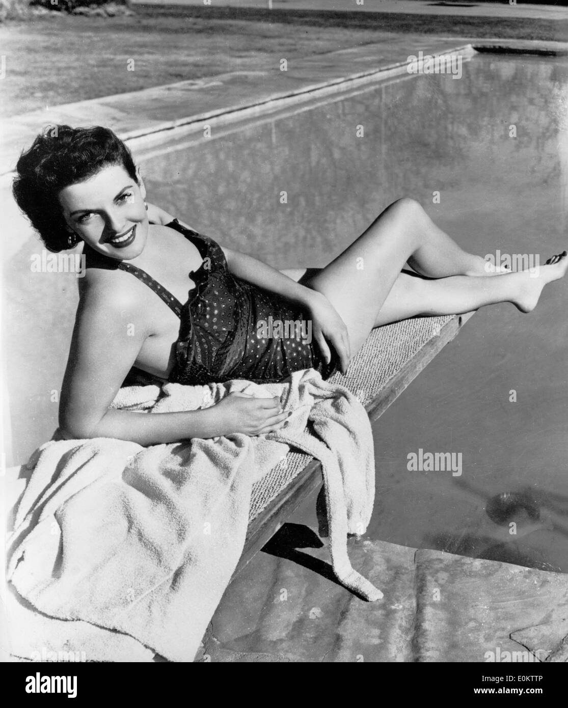 L'actrice Jane Russell portant sur le plongeoir par sa piscine Banque D'Images
