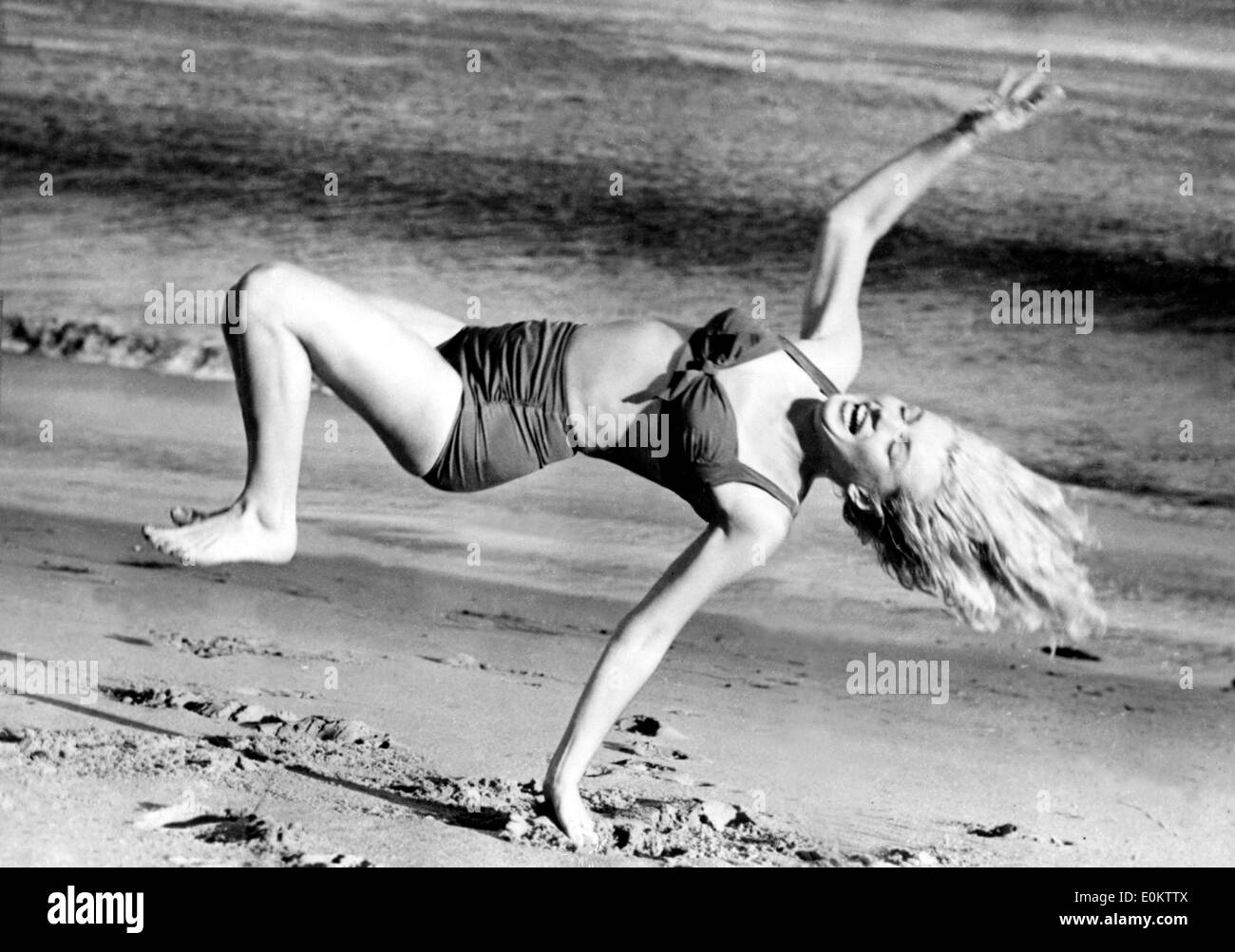 Marilyn Monroe pendant une séance photo sur la plage Banque D'Images