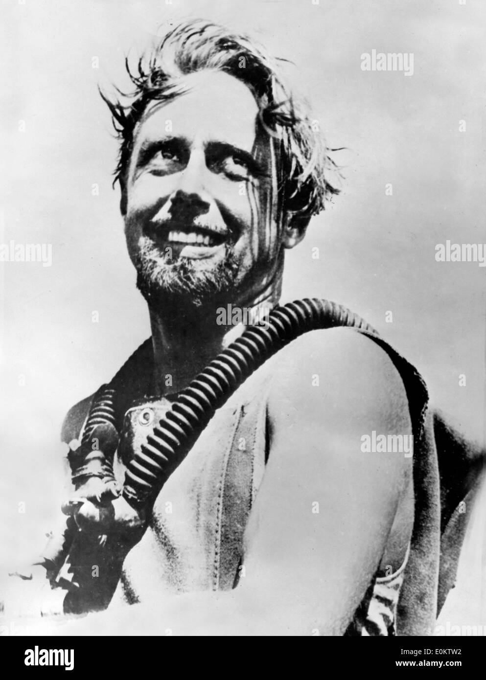 Portrait de diver Hans Hass dehors sur le bateau avant une plongée Banque D'Images