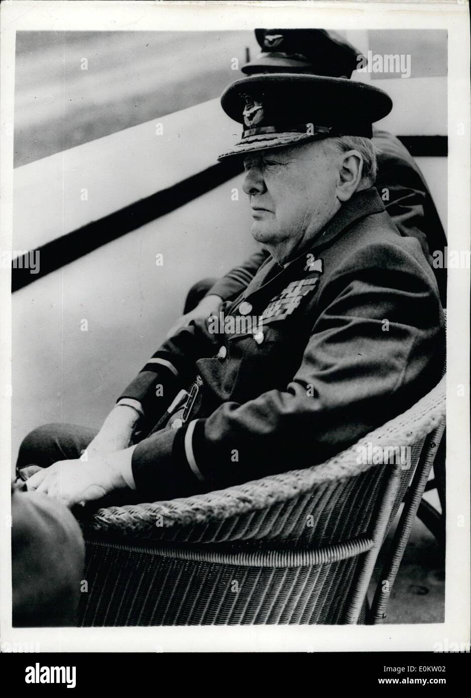 06 juin 1951, Winston Churchill - Meteor montres affichage dans lequel trois pilotes ont été tués : M. Winston Churchill dans l'uniforme d'Air Commodors a passé la journée à Biggin Hill, serodrome - Kent au cours de laquelle il a vu une démonstration de vol par des pilotes de chasse - Meteor dans laquelle trois pilotes ont été tués - lorsque les aéronefs sont entrés en collision en l'air. M. Churchill est de payer une visite au 615 (comté de Surrey), l'Escadron Royal Sir Auxiliaire de travail, dont il est le Commodore de l'air Banque D'Images