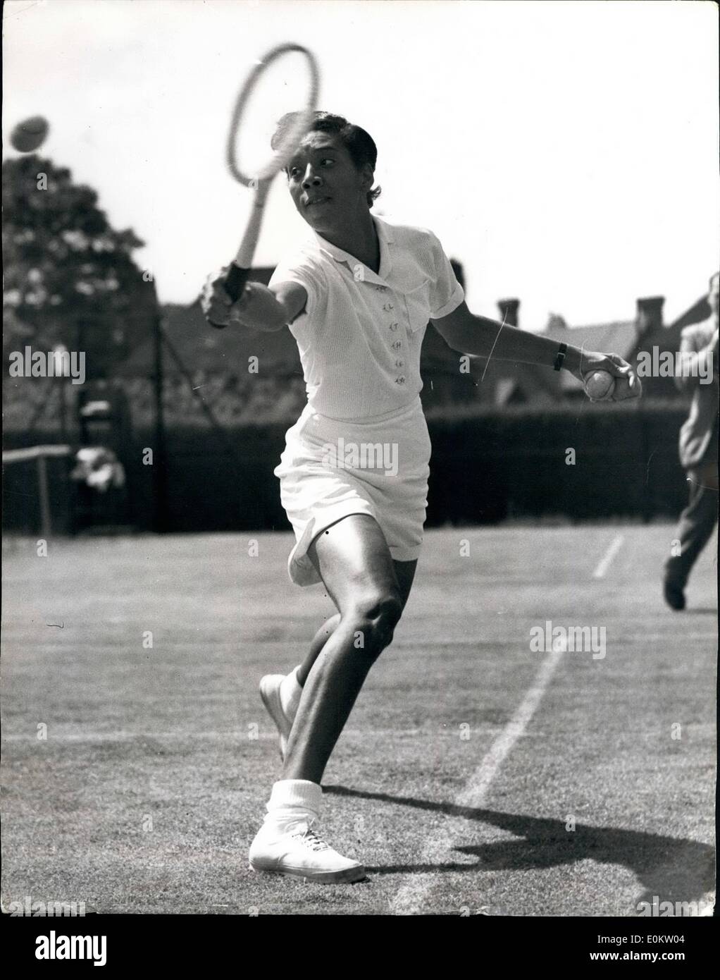 06 juin 1951 - Championnats de Tennis à Beckenham Althea Gibson, qui sera probablement l'un des sensations à Wimbledon. Elle a été la première fille de couleur à jouer à Forest Hills. Photo montre Mlle Althea Gibson, le joueur de couleur, en action contre Mlle Carlisle, à Beckenham aujourd'hui. Banque D'Images