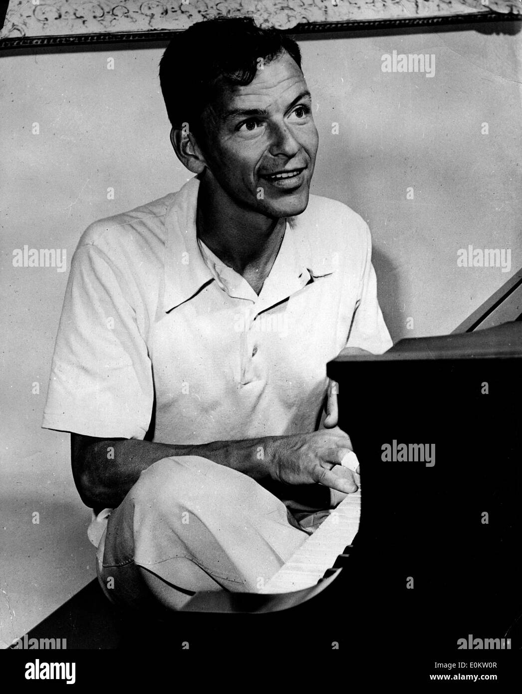 Chanteur Frank Sinatra pour la préparation d'une émission de radio Banque D'Images