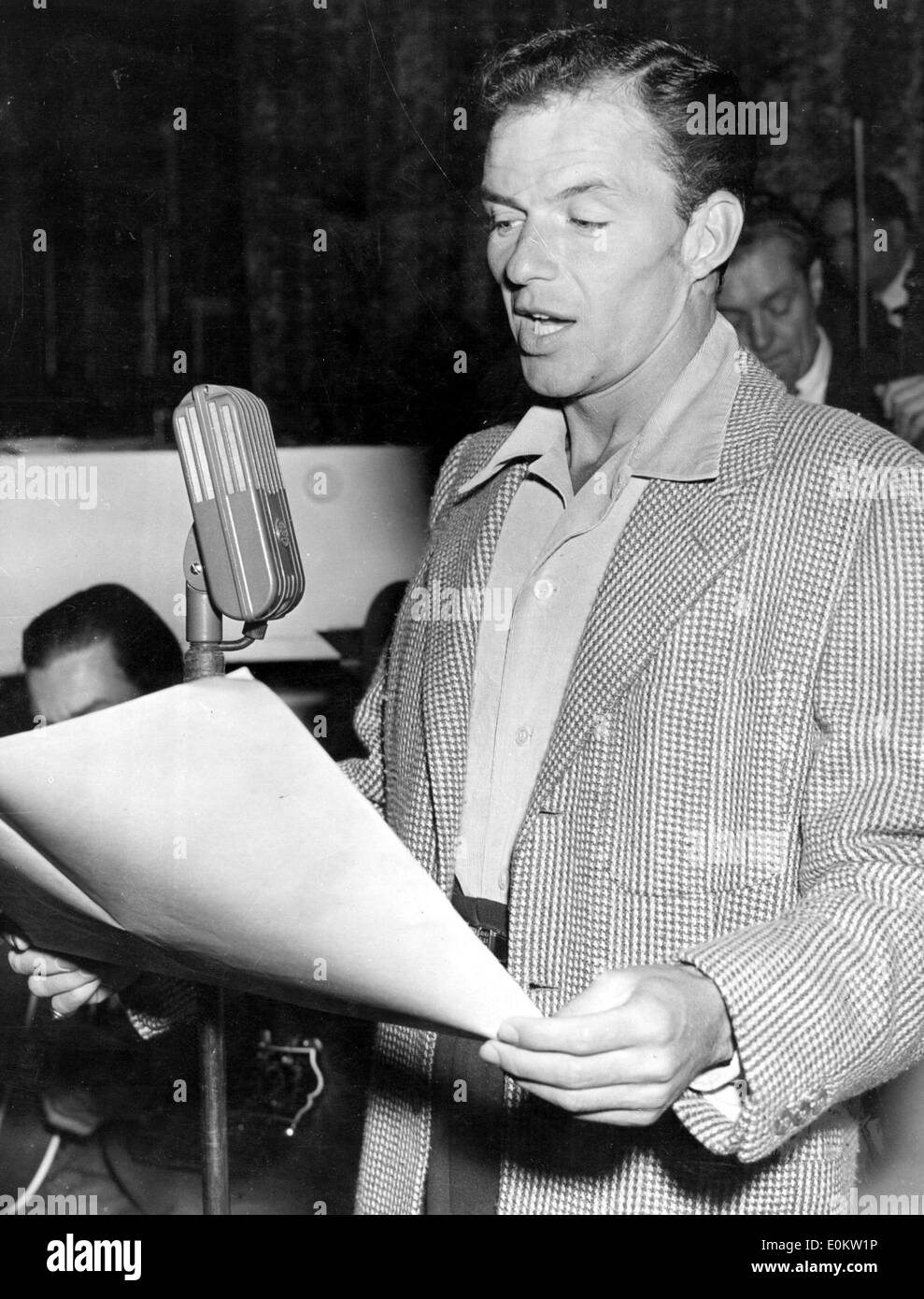 Frank Sinatra chanteur prononce un discours lors d'un événement Banque D'Images