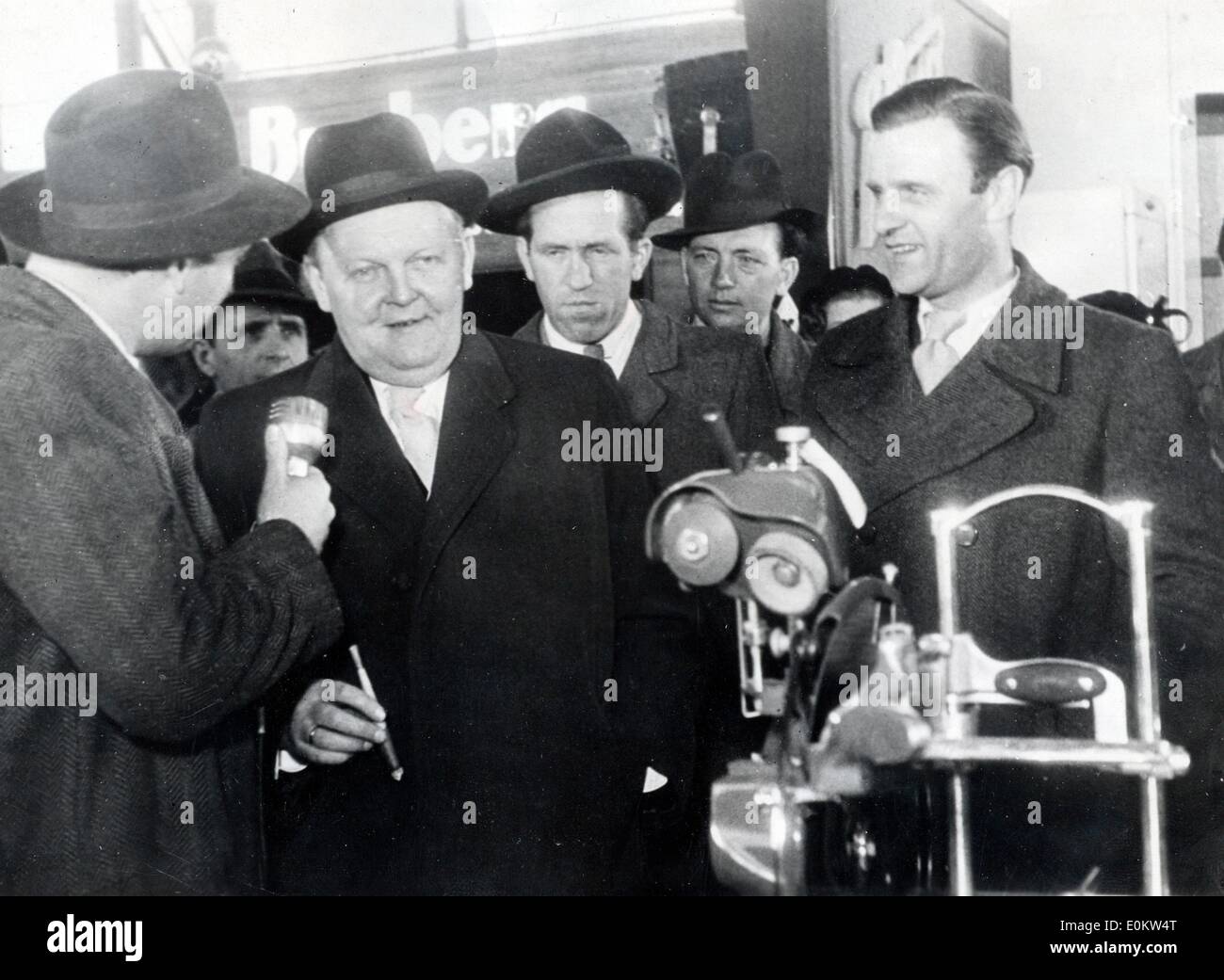 Ludwig Erhard lors d'une foire industrielle de Hanovre Banque D'Images