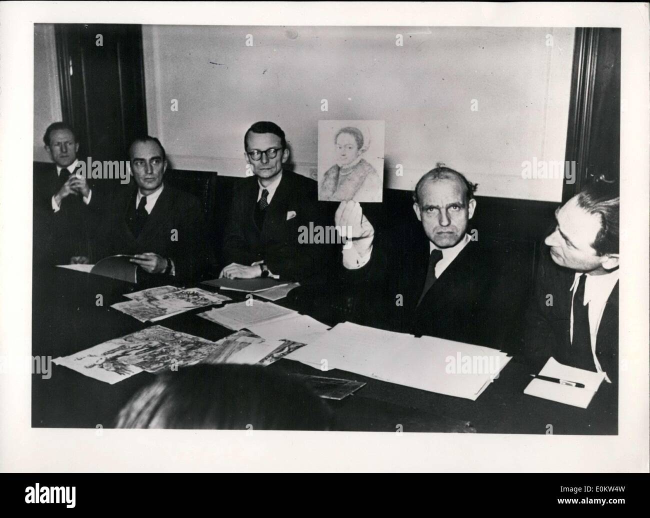 31 mars 1950 - Le procès à l'encontre des étudiants Horst Stark est actuellement en cours à Kiel. Il est accusé d'escroquerie, trafic de biens volés, et de falsification de documents. La valeur de l'art volé il est accusé d'avoir est évalué à 135,000DM. Ici l'accusation montre plusieurs pièces d'art saisis. Banque D'Images