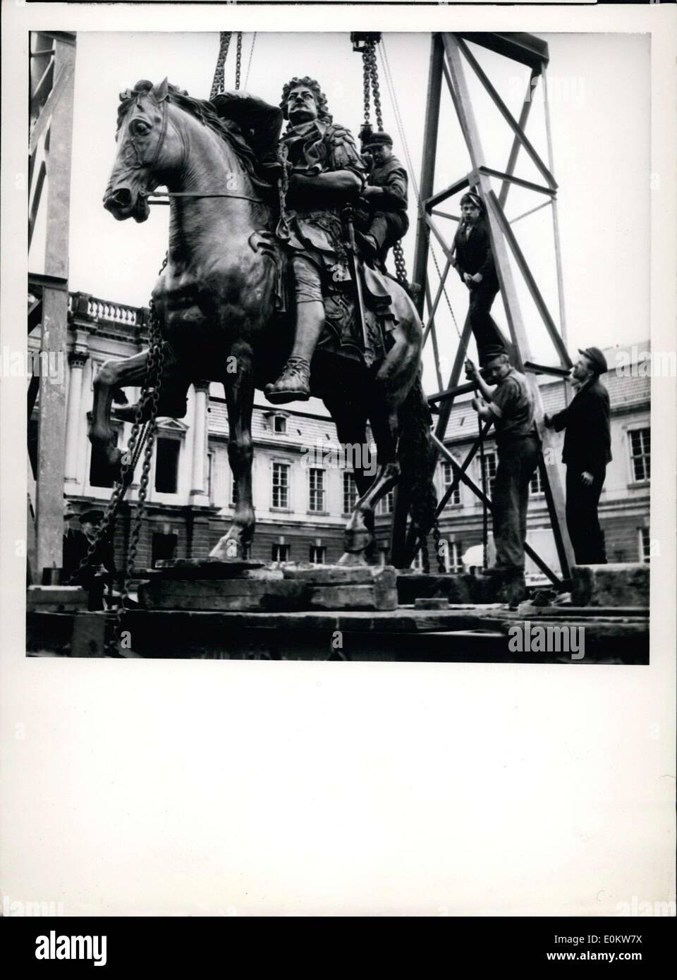 July 30, 1951 - La célèbre statue équestre ''Der Grosse K ?rf ?er'', créé par Andreas Schl ?ter, a été érigée une fois de plus. Il ea Banque D'Images