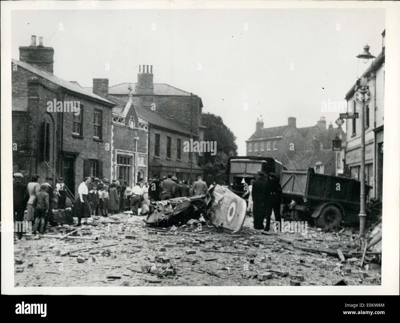 Septembre 10, 1951 - Une formation à deux places avion s'est écrasé dans la région de Ely, en Angleterre durant la période de la journée commerciale. Il a fallu le toit d'une maison avec elle, brisé par une forge, puis a heurté une voiture. Les deux personnes dans l'avion ont été grièvement blessés et le conducteur dans la voiture a été tué. Photographié ici est Kings Lynn Road à Ely après l'accident. Banque D'Images