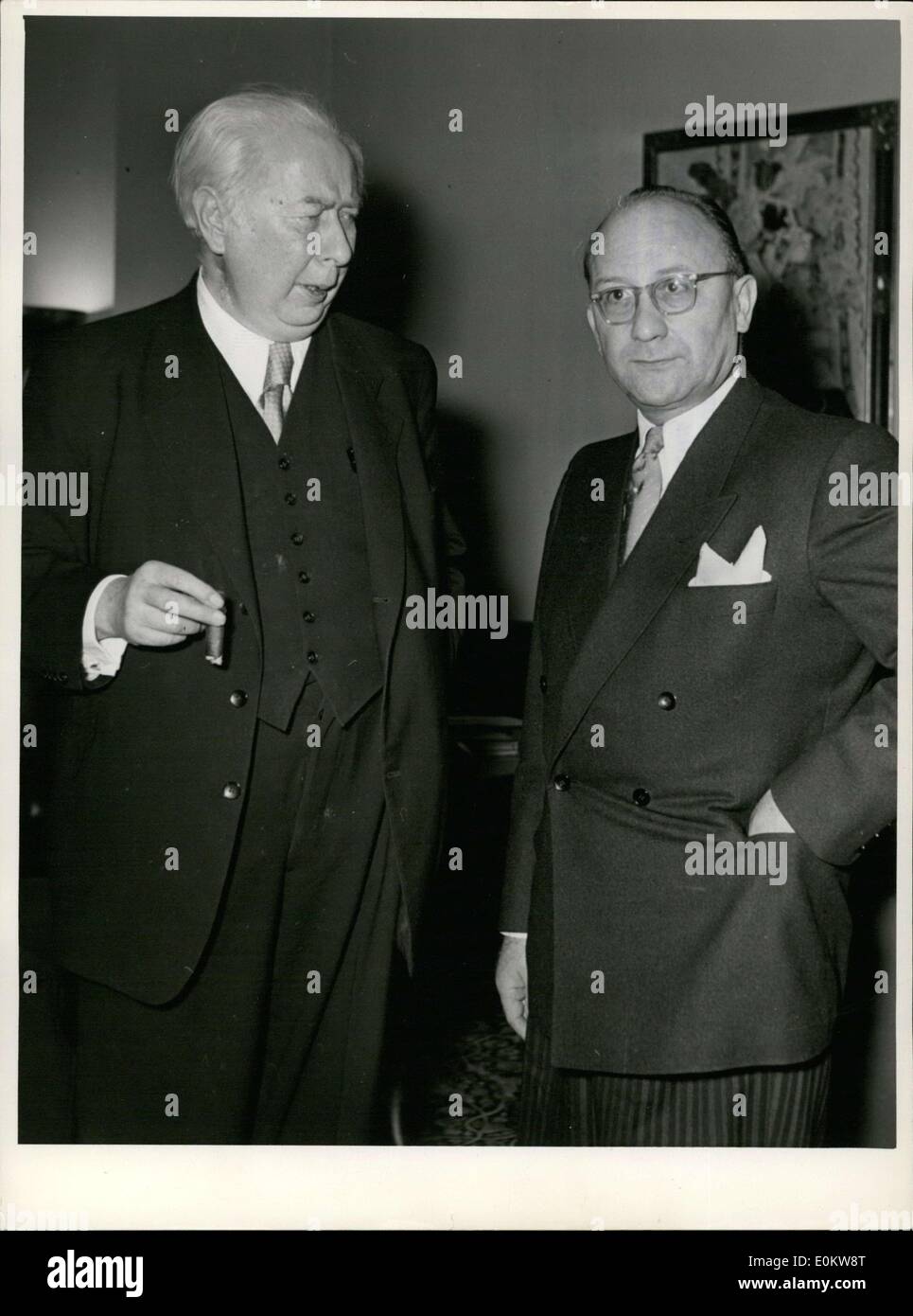 Septembre 12, 1951 - Le nouveau bureau de poste de ministre allemand, le Dr Siegfried Balke, a reçu sa lettre de nomination du président fédéral M. Heuss le mercredi après-midi. Dr. Balke était auparavant président de l'Association Chimie et a été présidente de l'organisation industrielle de Bavière. Banque D'Images