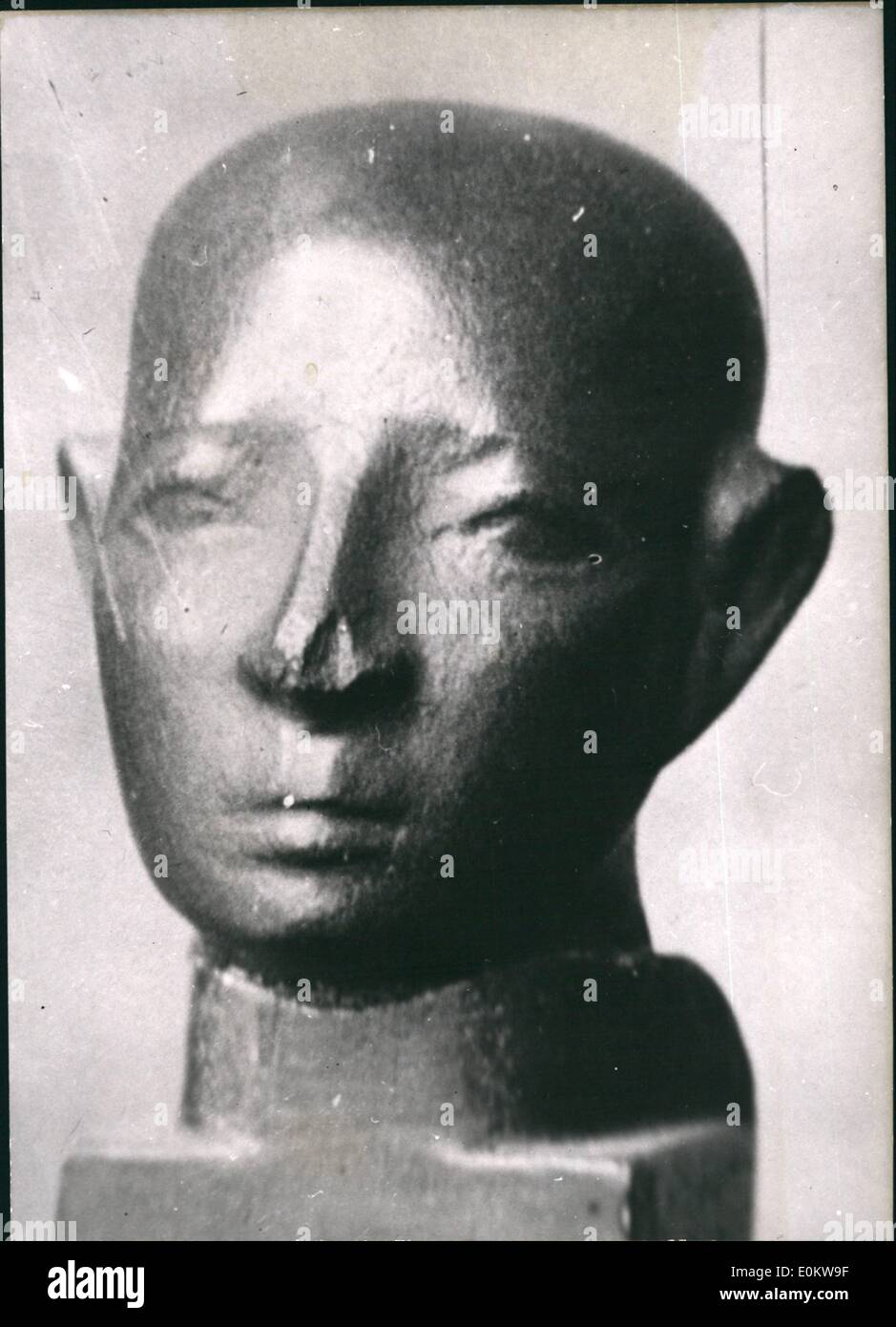 Avril 04, 1950 - pas de prix Statue volés à Paris Musée : la petite statue en schiste vert présentant la tête d'un jeune homme Banque D'Images