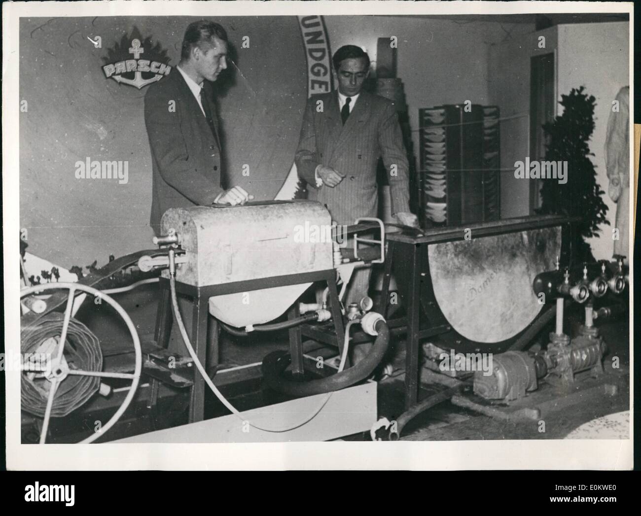 10 octobre 1951 - Lors de la première exposition pour les pompiers, qui s'est produite en Celle, ce nouveau flexible automatique-lave-linge a été illustré par la société Domeyer. Ce laveur automatique enregistre pompiers de heures de nettoyage sale flexibles. 1 000 mètres de long, peut être marqué withi Banque D'Images