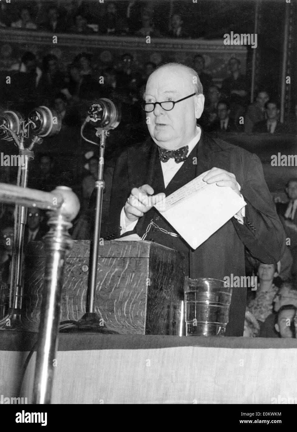 Sir Winston Churchill prononce un discours Banque D'Images