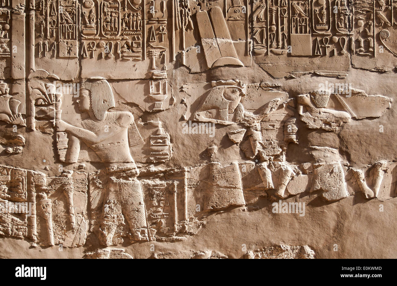 Wall Reliefs de Sety je offrant Fleurs et dieu faucon Horus, de la Cité parlementaire d'Amon-Rê, le Temple de Karnak, Louxor, Egypte Banque D'Images