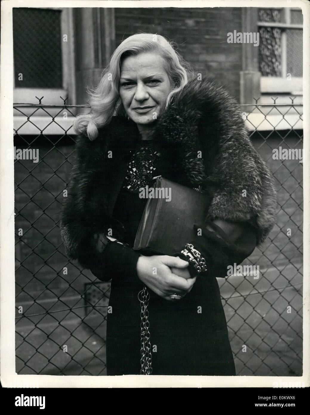 01 janv., 1952 - Brenda Dean Paul maître accuse de vol. Il sas ''essayé de me faire prendre des médicaments''. Mme Brenda Dean Paul qui a donné son nom à la barre des témoins comme Brenda Hampton, et son adresse comme Cadogan Square, Chelsea - accusé son jeune maître lodger Asheton Trevelyan William Murray Llwellyn Jones (270 de vol de trois couches d'une paire de pantalons, d'une valeur de 25 ?d'elle. Llewelyn - Jones a déclaré qu'il avait un désaccord avec Mme Brenda Dean Paul, parce qu'il allègue que ''J'ai refusé'' pour être convaincu de prendre des drogues qu'elle a pris elle-même'' Banque D'Images