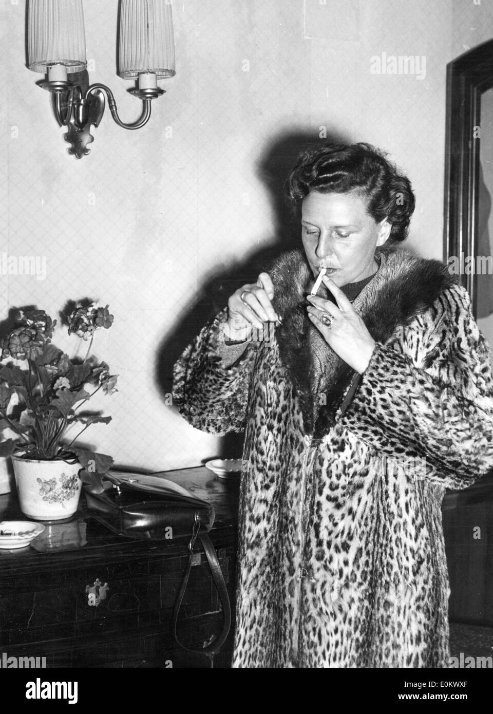 Cinéaste Leni Riefenstahl allumer une cigarette Banque D'Images
