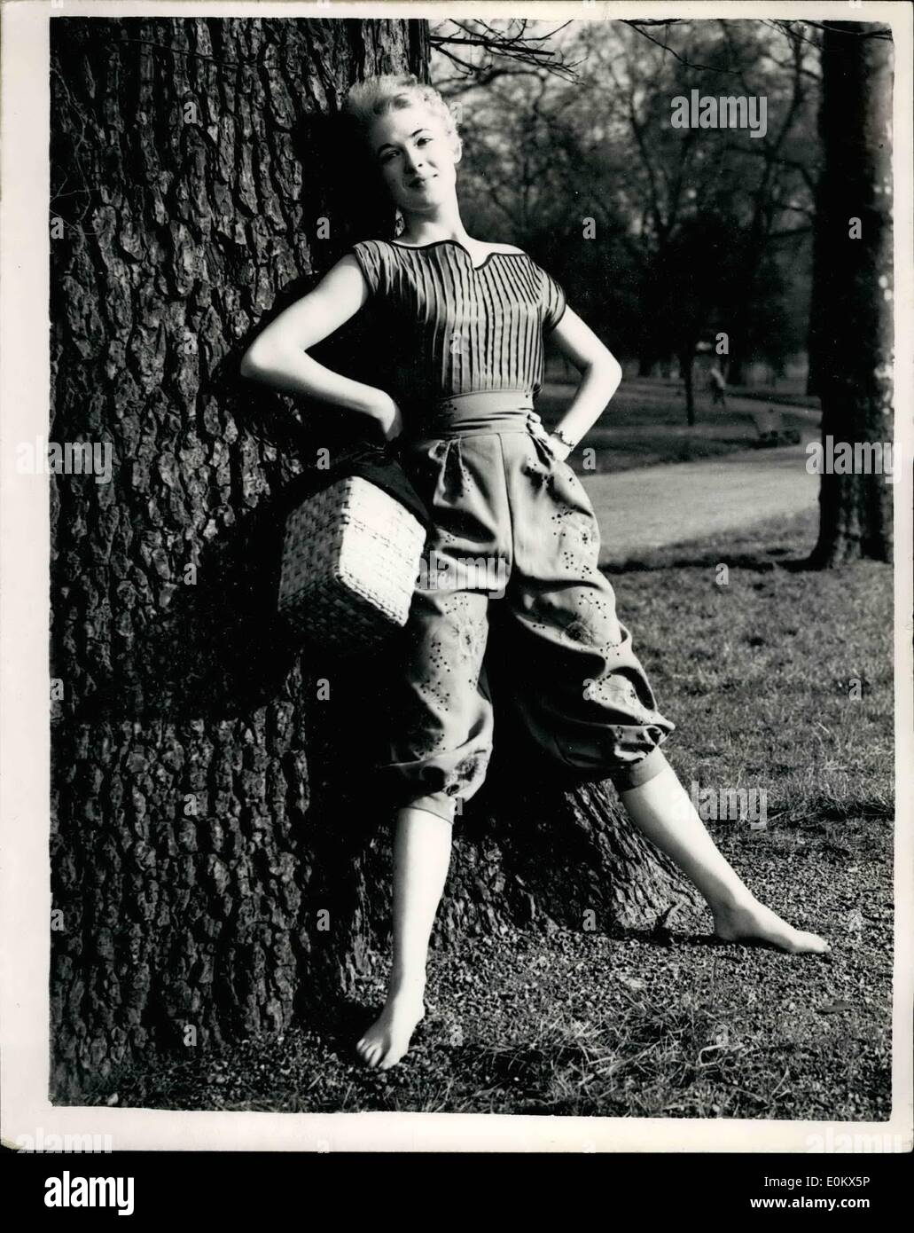 Mar. 03, 1952 - la rayonne et des Fashion, le Show...robe de mariage et robe du soir. De nouveaux styles conçus pour les Britanniques de la Rayonne et des fibres synthétiques de Russie Exposition - étaient en spectacle à Hamilton House, 556, aujourd'hui. Photo Keystone montre:La nouvelle tenue pour l'été est porté par Routh peut et est une plage Gay Ensemble en rayonne filée... Bluose en rouge pique et le pantalon brodé en vert voir spun... Il est conçu par Valerie Desmore... Mai Routh est un étudiant de Saint Martin's School of Art - et elle est vue dans Green Park. Banque D'Images