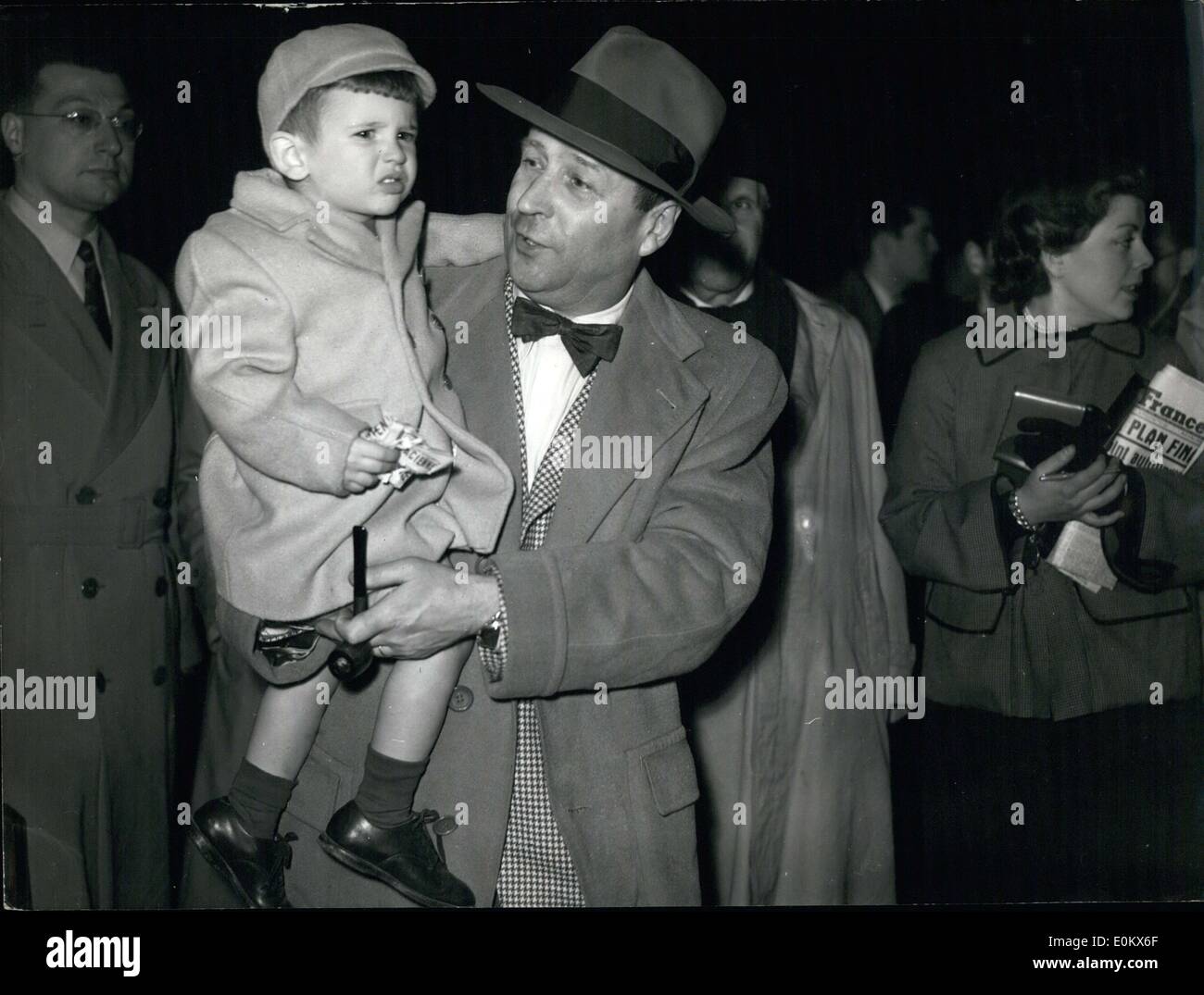 18 mars 1952 - Le célèbre écrivain est arrivé en France sur le paquebot ''Liberty'' avec sa femme et son enfant. Il avait été absent de France pendant 7 ans. Banque D'Images