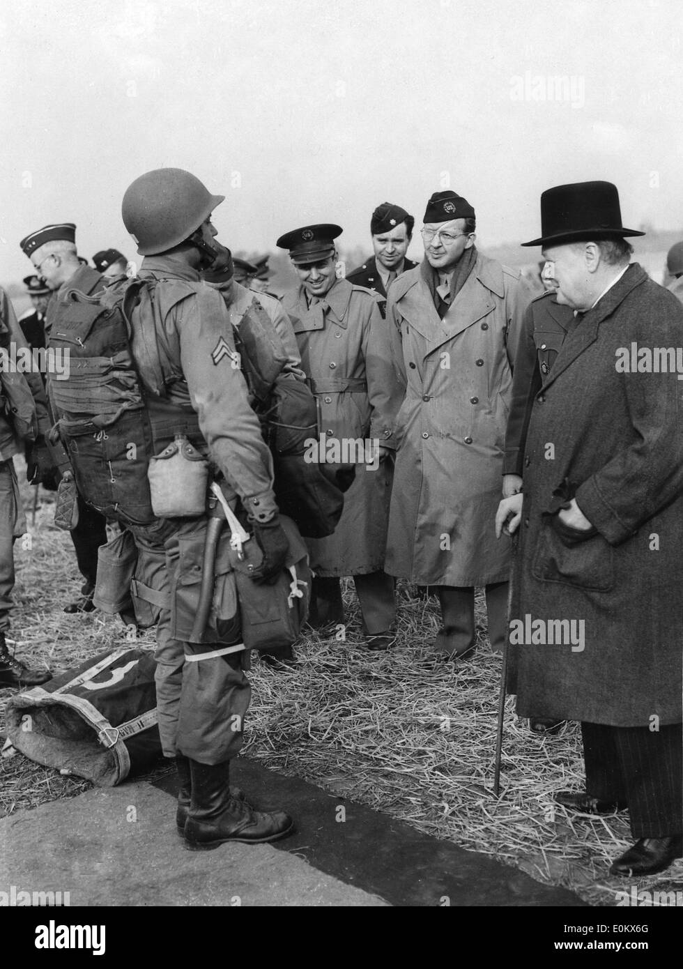 Sir Winston Churchill inspecte les parachutistes de l'Armée américaine Banque D'Images