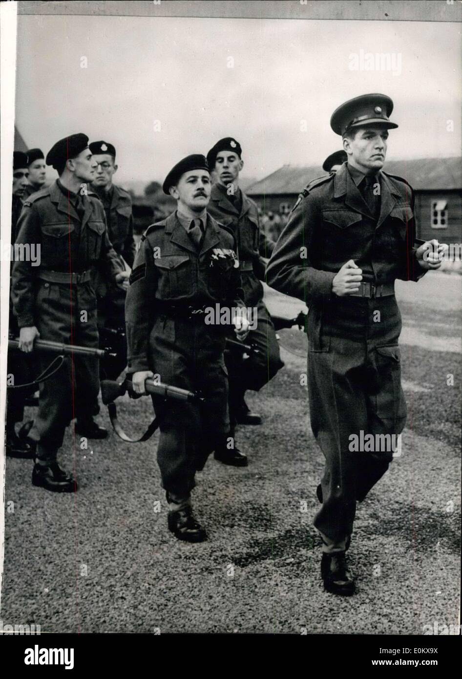 03 nov., 1950 - Le Lieutenant. Eden mène son détachement, à la Double. Inspection de la King's Royal Rifle Corps. Sa Majesté le Roi aujourd'hui a inspecté le 1er bataillon du King's Royal Rifle Corps à leur dépôt à la Winchester, et cette photo 2/Lieut. Eden, fils de M. Anthony Eden, M.P., deuxième dans l'ancienneté qu'à Winston Churchill dans le parti conservateur, est vu comme il dirige son détachement à la double passé le roi. C'est un privilège du régiment pour le double passé le roi lors d'une inspection. Banque D'Images