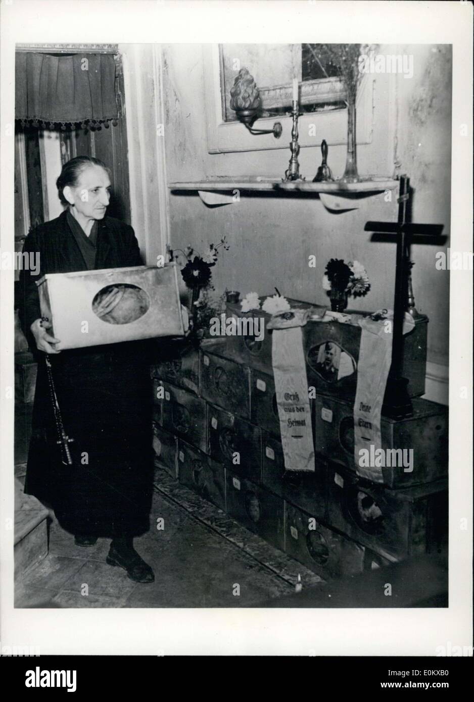 13 novembre 1950 - l'on voit ici est une Mamma Lucia, 60 ans, femme italienne. Elle a été de trouver les vestiges de guerre allemand décédé 2 soldats et de les placer dans l'église de San Giacomo à Cava. Elle a déjà trouvé 600 corps, dont bon nombre ont été identifiés en raison de l'identification sur le corps. Mamma Lucia prie tous les jours pour les soldats allemands décédés. Banque D'Images