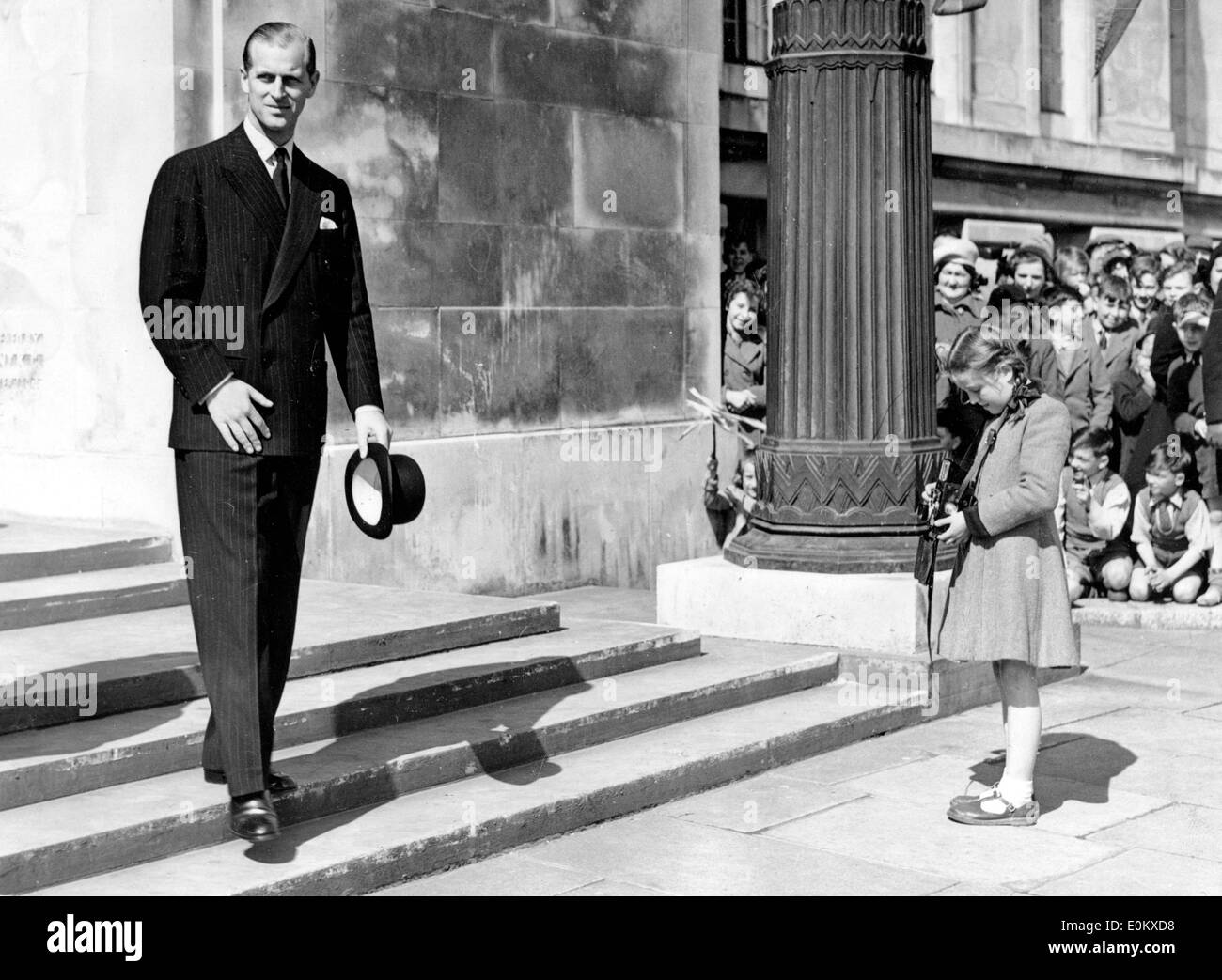 Ann Flint prend une photo du prince Philip quitter Swansea Guildhall Banque D'Images