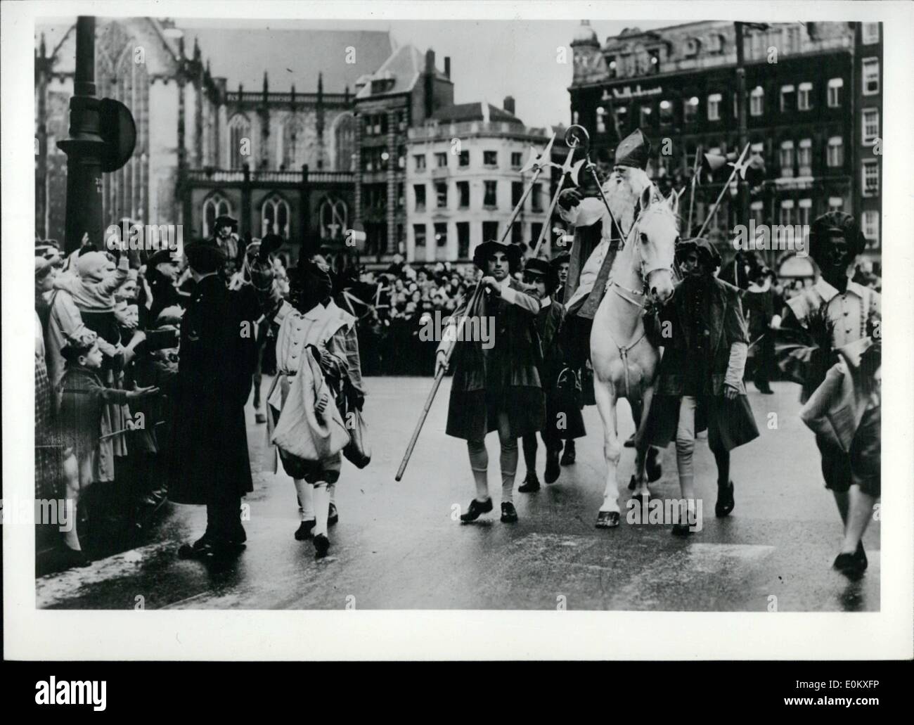 Le 12 décembre 1950 - Selon les vieilles coutumes néerlandais, Saint Nicolas est arrivé sur son navire à Amsterdam et rode dans les rues de la ville de souhaits de bon cœur, les enfants de toutes les formes et tailles. Banque D'Images
