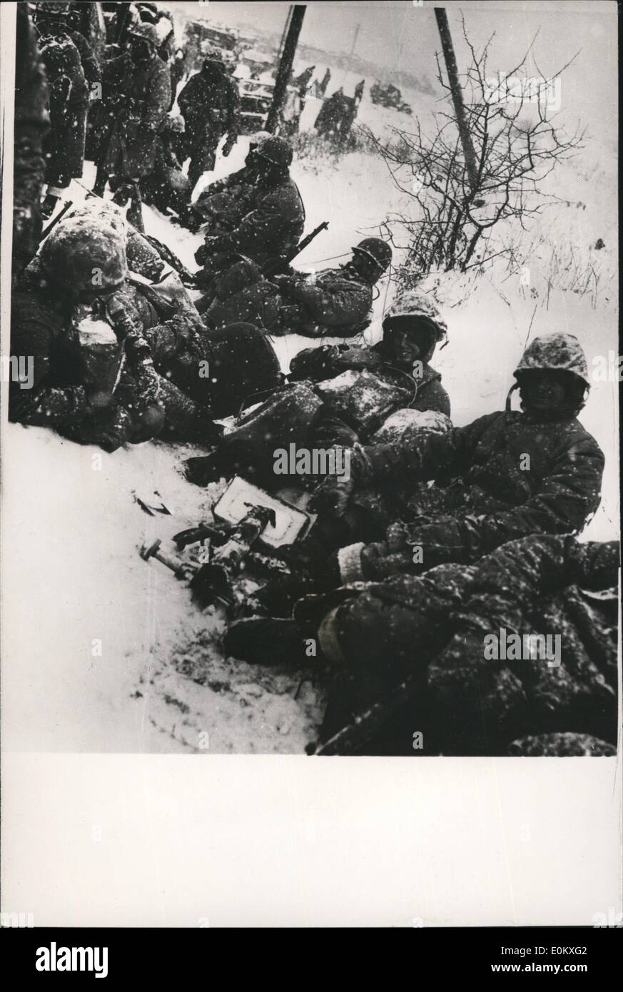 01 janvier, 1951 - Les Marines américains prendre un repos dans le spectacle coréen : Conditions Photo montre en Corée sont illustrés dans cette photo montrant des Marines américains prendre du repos au bord de la route alors qu'ils se déplacent jusqu'à la nouvelle position. Banque D'Images