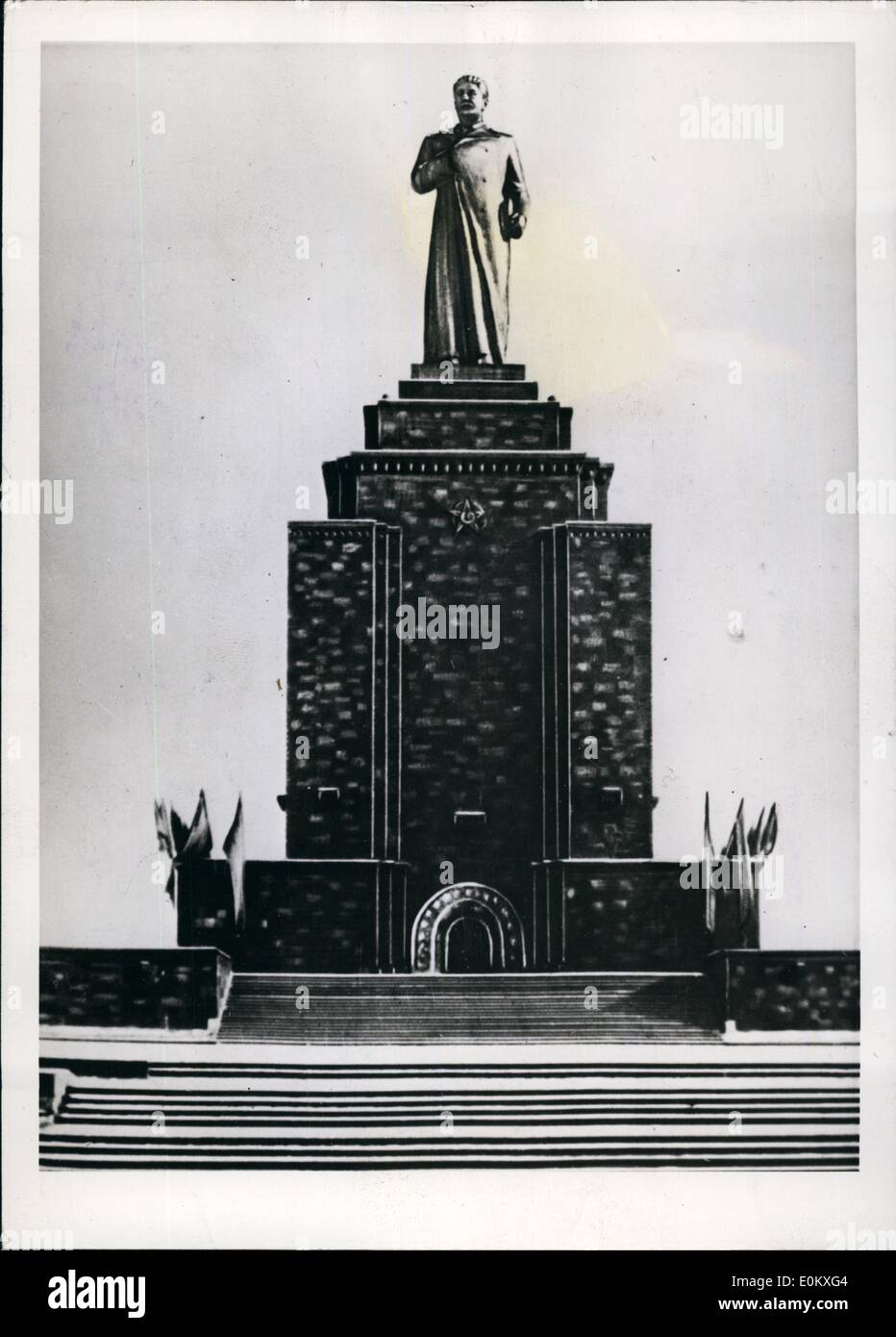 01 janvier 1951 - statue de Staline à Erevan, Arménie soviétique : une statue géante de Joseph Staline a été inauguré dans la capitale de l'Arménie soviétique, Erevan. La statue est l'œuvre de l'architecte R. Israelyan érigée à l'intérieur du musée national dans la mémoire locale de la ''Grande Guerre Padriotic'' (LA DEUXIÈME GUERRE MONDIALE) Banque D'Images