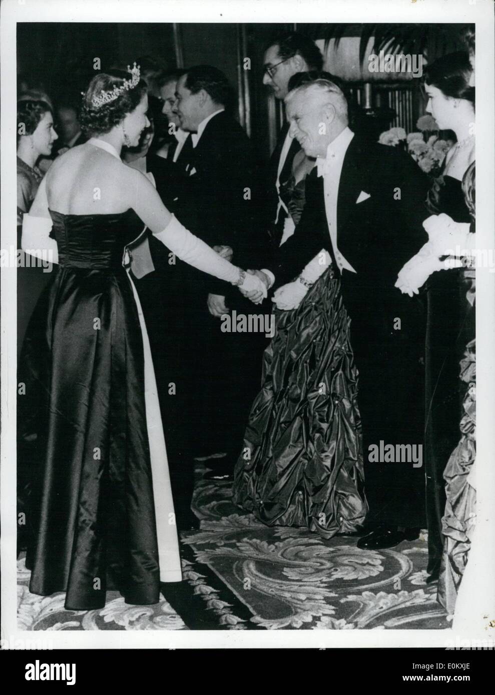 10 octobre 1952 - L''clochard'' répond à la Reine. : Londres, Angleterre : la reine Elizabeth II serre la main avec Charlie Chaplin bande dessinée à l'Empire Theatre de Leicester Square devant un royal film performance de ''vedette'' la dernière photo à la recherche sur la bande dessinée (rt) est Cons O'Neill, l'épouse de Charlie Chaplin. Banque D'Images
