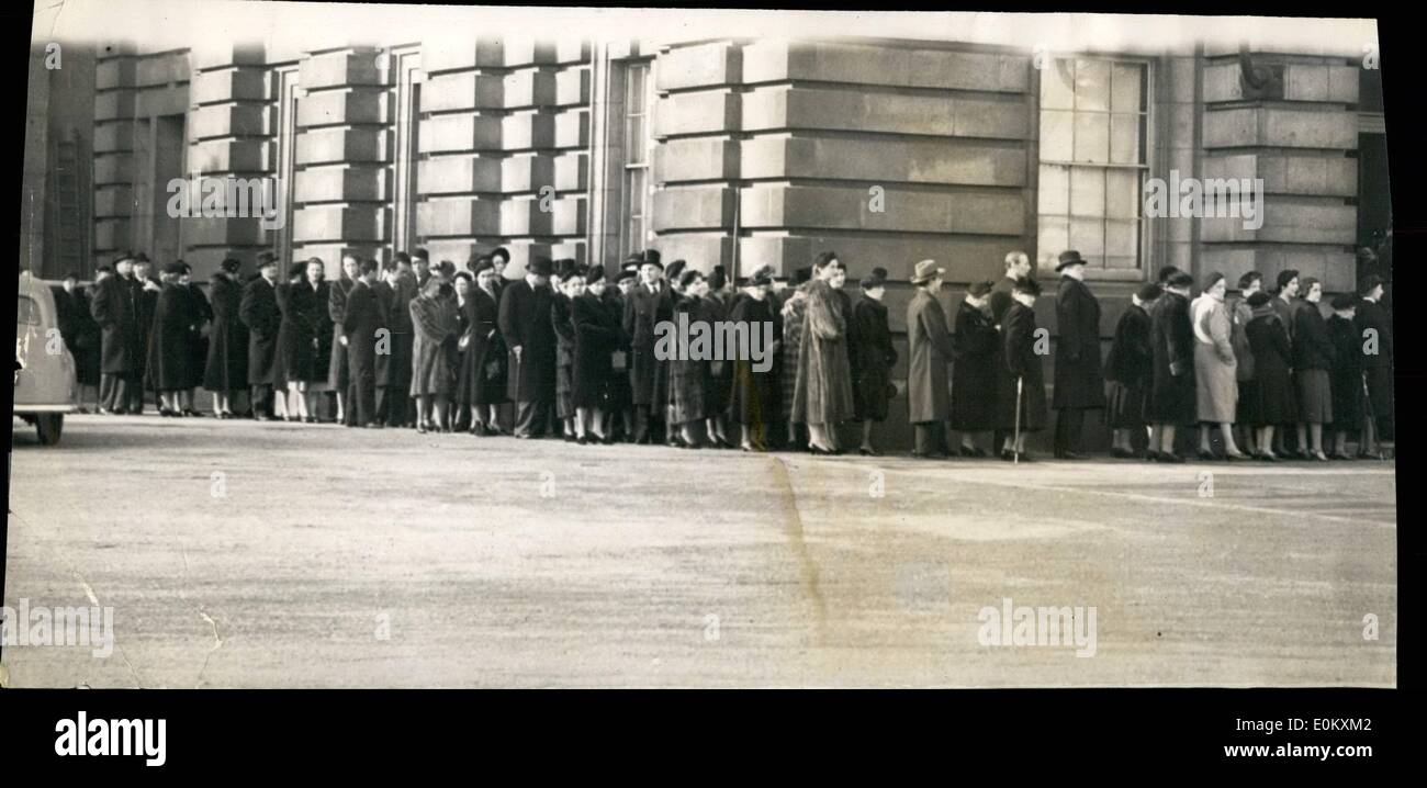 Juillet 07, 1952 - Aujourd'hui la foule AU PALAIS Photo montre :- Vue de la grande foule en dépôt Buckingam Palace aujourd'hui - Banque D'Images