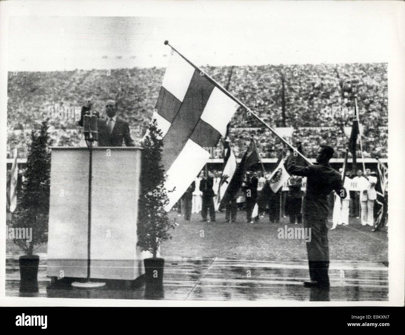 Juillet 19, 1952 - L'ouverture de Jeux olympiques de 1952 à Helsinki. Photo montre : Heikki Savoilainen, athlète finlandais prend le serment olympique aux côtés du drapeau finlandais, au cours de la cérémonie d ouverture au Stade Olympique d'aujourd'hui. Tandis que d'autres drapeaux de nations sont abaissés au cours de la prestation de serment, le drapeau russe (extrême droite) reste en position verticale. Banque D'Images