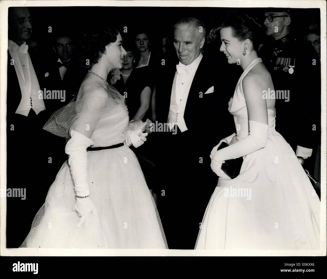 17 octobre, 1952 - La princesse Margaret assiste à ''Limellight'' premium et les conversations à la Charlie et Claire : S.A.R. la princesse Margaret est l'invité d'honneur au théâtre de l'Odéon, Leioester Carré de soir pour la première mondiale du nouveau film de Charlie Chaplin ''vedette''... Photo montre Charlie Chaplin regarde la princesse Margaret s'entretient à ses co-star Claire Bloom après l'avant-première hier soir. Banque D'Images