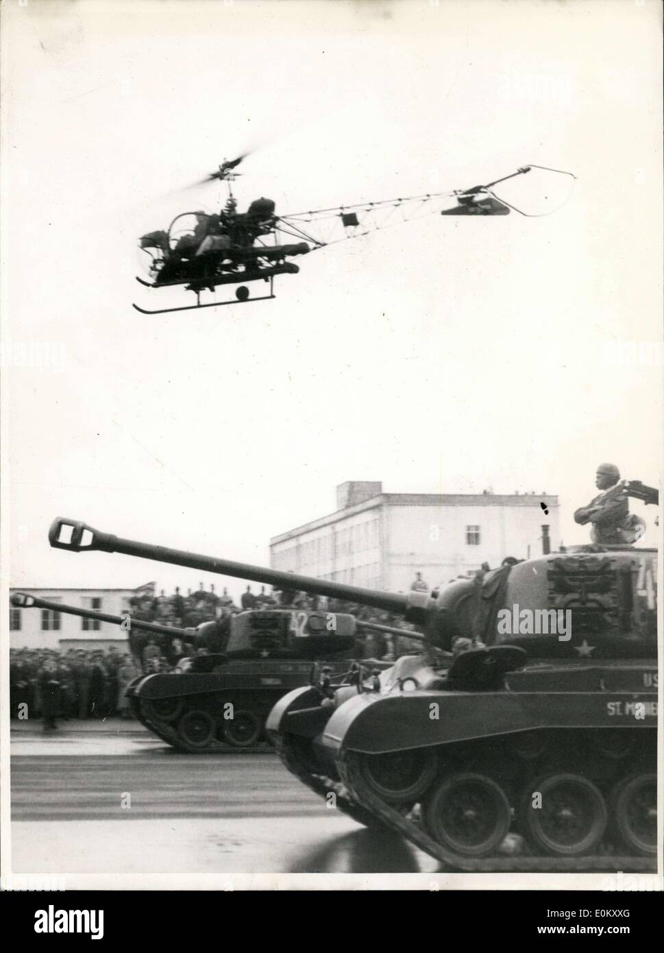 25 octobre 1952 - Une parade avec des hélicoptères... Le 6e Régiment d'infanterie américaine a tenu un défilé à Berlin pour son 154e anniversaire ''.'' et d'autres unités motorisées, ainsi que des hélicoptères, ont pris part. Banque D'Images