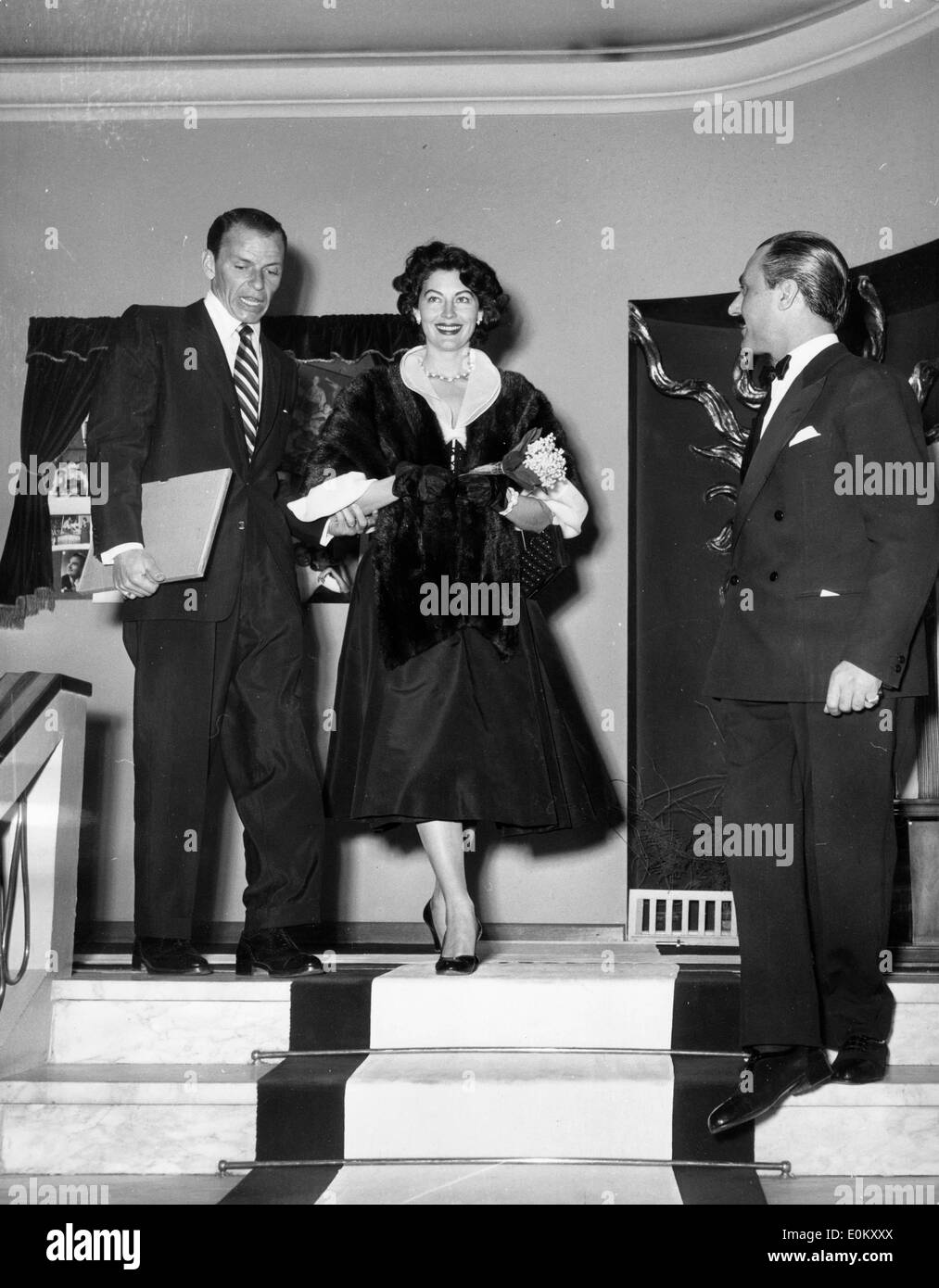 Chanteur Frank Sinatra et Ava Gardner épouse entrez l'Astoria Banque D'Images