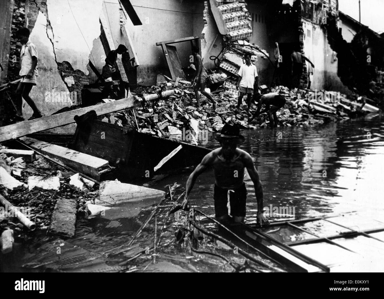 Les catastrophes naturelles : 1952 Typhon en Côte d'Indochine Banque D'Images