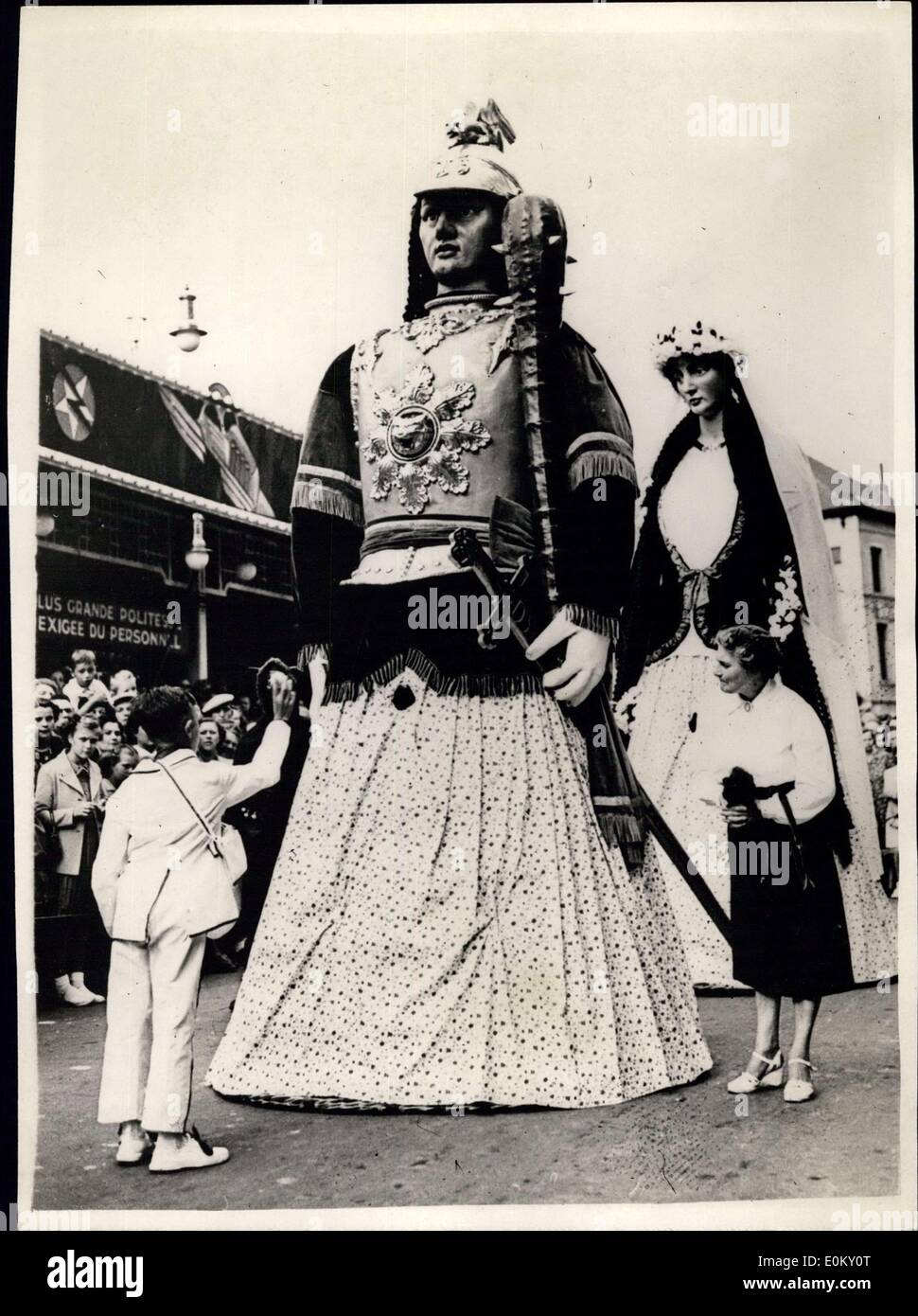 27 août 1952 - David et Goliath : le traditionnel concours de pegeant ont eu lieu à ATH, en Belgique,du mariage de Goliath et son assassinat par David. Des milliers de personnes ont regardé le défilé du géant chiffres à l'église pour la cérémonie. La photo montre la scène au cours de la traditionnelle, pegeant montrant David sur le point de tuer Goliath-à Ath, Belgique. Banque D'Images