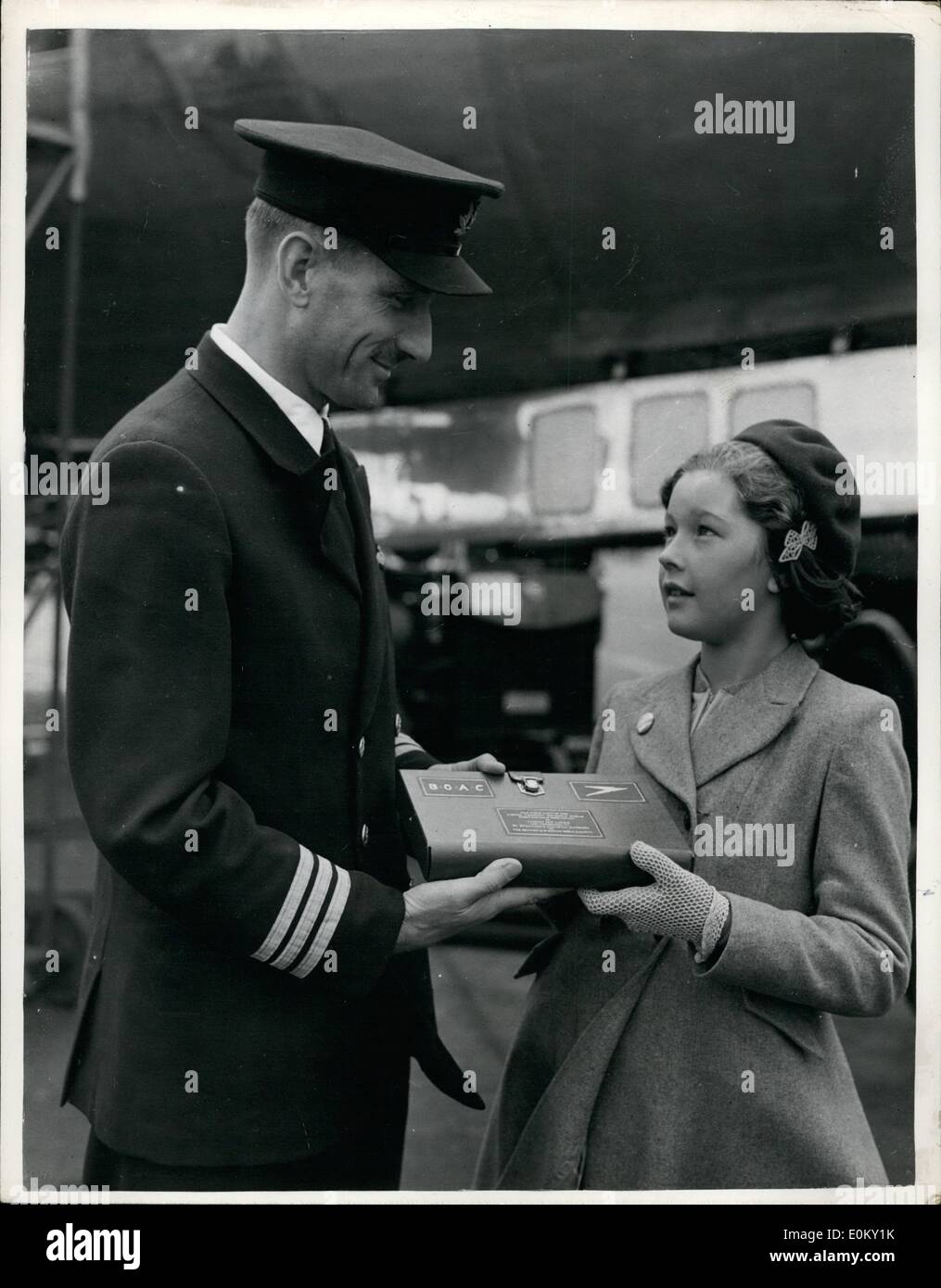 Septembre 09, 1952 - La première Bible imprimée en Swahili Standard quitte Londres pour l'Afrique de l'est par Comet Liner : la première bible imprimée en Swahili standard a été remis au capitaine de la comète de l'aéroport de Londres cet après-midi par 11 ans de Harris d'Olive la Bonne Nouvelle:Transport transport en swahili en Afrique de l'Est. C'est la première fois que la bible a été reine en swahili et c'est l'oeuvre de Ganon A.B. Hellies et Canon H.J. Boucher la première édition s'élève à 50 000 exemplaires. Photo montre la lecture d'Olive Harris inscription sur la bible qui se lit présenté à St Banque D'Images