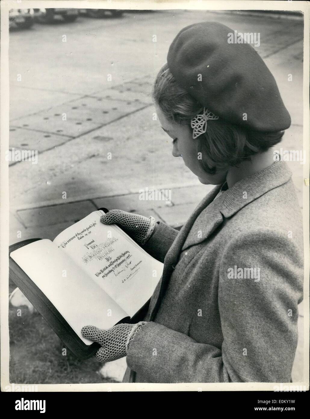 Septembre 09, 1952 - 9-9-52 la première bible imprimée en Ã¢â'¬Ëoestandard Swahili' quitte Londres pour l'Afrique de l'est par la chemise. La première bible imprimée en Swahili standard a été remis au capitaine de l'Netliner la comète à l'aéroport de Londres cet après-midi par 11 oliviers Harris de la bonne News Transport Ã¢â'¬ËoeSwahili' pour le transport vers l'Afrique de l'Est. C'est la première fois que la bible a été imprimée en swahili et c'est l'œuvre d'A.B. Helliet Canon Canon et H.J. Boucher. La première édition s'élève à 50 000 exemplaires Banque D'Images