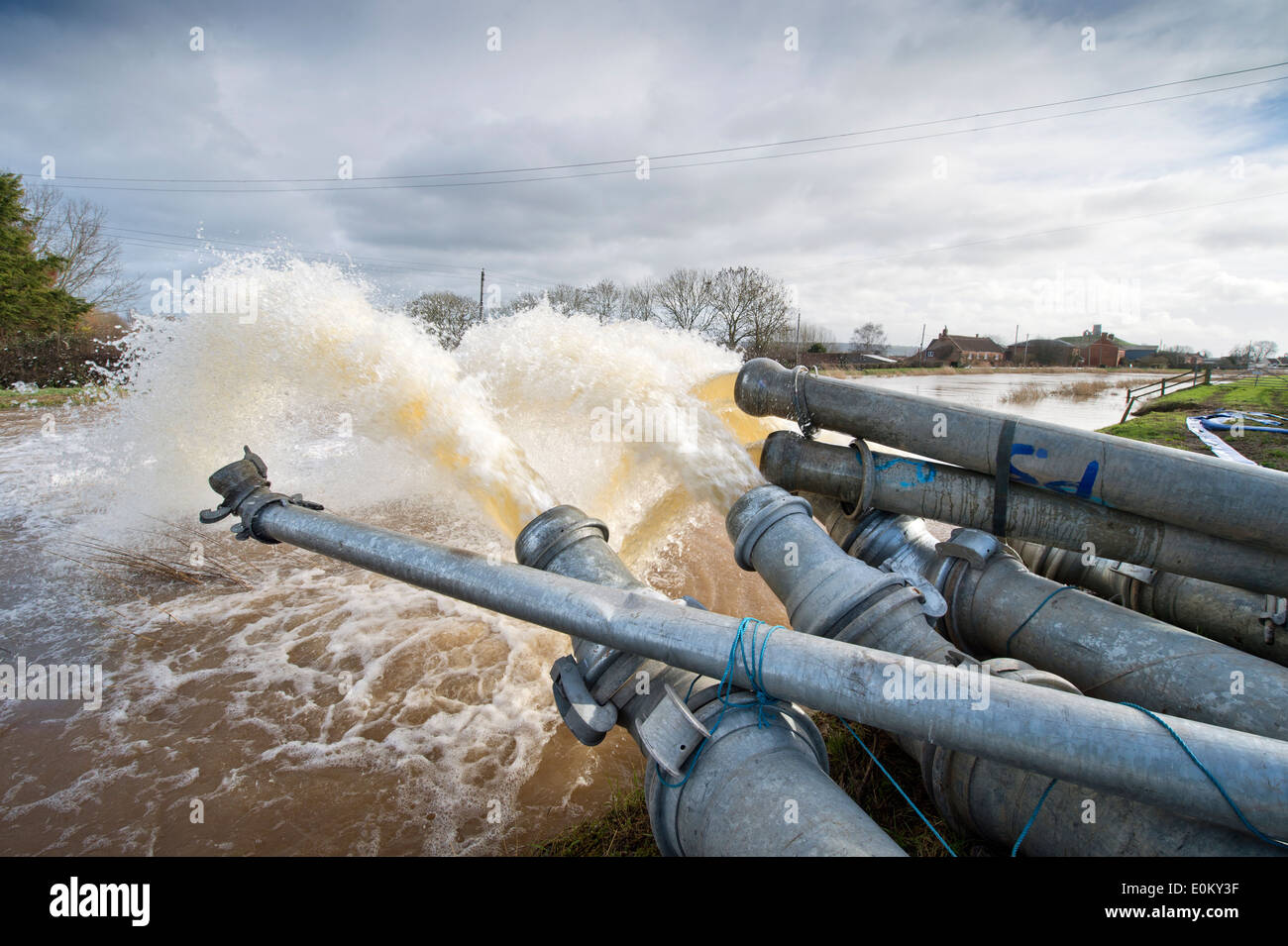 Les inondations sur les Somerset Levels - inondation, l'eau pompée dans la rivière Parrett près de Burrowbridge UK Mars 2014 Banque D'Images