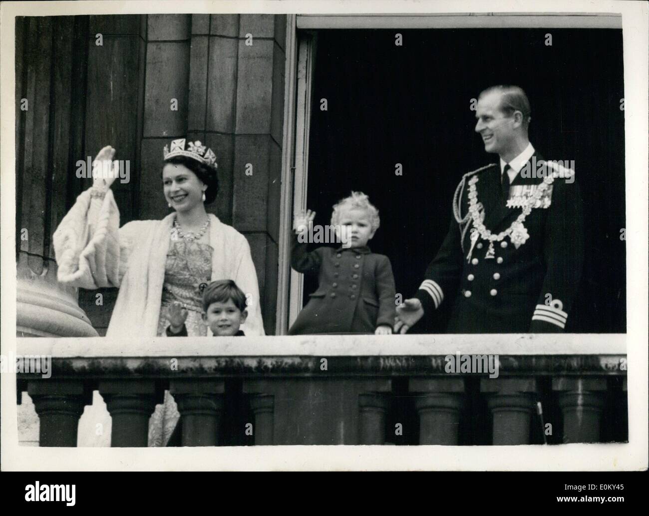 11 novembre 1952 - Ouverture du Parlement de l'État.. La Famille royale sur le balcon : Photo montre de Sa Majesté la Reine ; Duc Édimbourg ; le Prince Charles et la Princesse Anne sur le balcon du palais - après l'ouverture du parlement de l'état cet après-midi. Banque D'Images