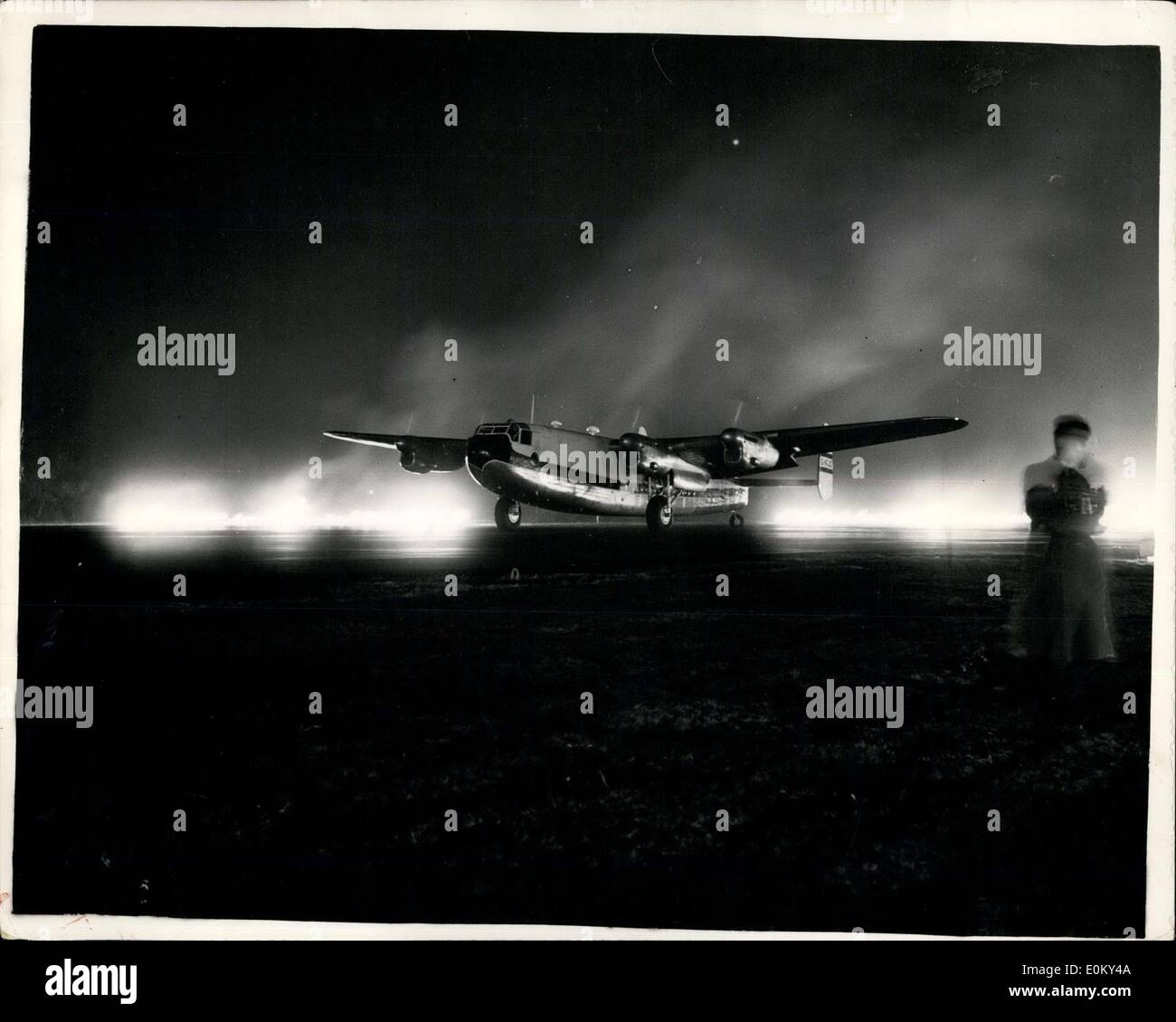 11 novembre 1952 - Test de l'installation d'avions de Fido à Blackbushe Airport : trois avions civils transportant deux rangées de brûler l'essence mélange à Blackbushe Airport,Sondage, aujourd'hui. Le but étant d'évaluer les réactions des passagers et pilote à Fido et non pas pour prouver les capacités de compensation, c'est du brouillard qui sont déjà connus. Photo montre une B.O.A.C, l'avion de New York se prépare à décoller alors que les brûleurs sont en opération à l'aéroport Blackbushe ce soir. Banque D'Images