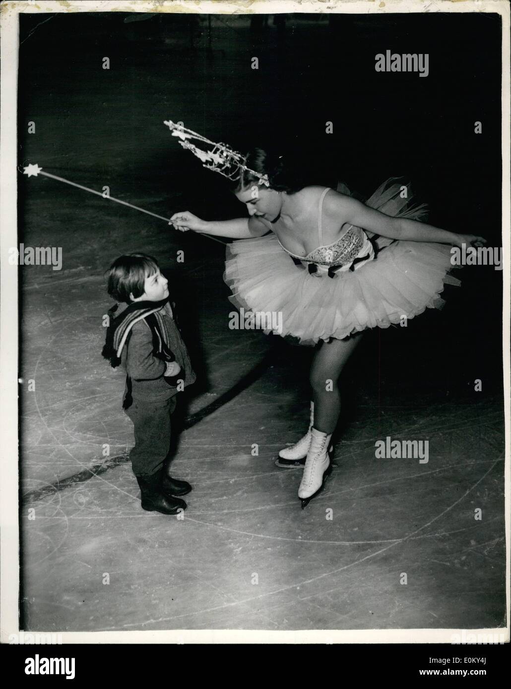 11 novembre 1952 - Noël Ice Pantomine Répétition. Joan et le jeune admirateur : Les répétitions ont commencé ce matin à l'Empress Hall de la pantomime sur la glace ''Jack et le haricot magique''- avec Belita posée est. Photo montre 20 ans Joan Connell, qui joue le rôle de ''Fairy Queen'' - chats d'un peu d'admirateur 4 ans Angela Jean Pringle - lors d'une pause en répétition ce matin. Banque D'Images