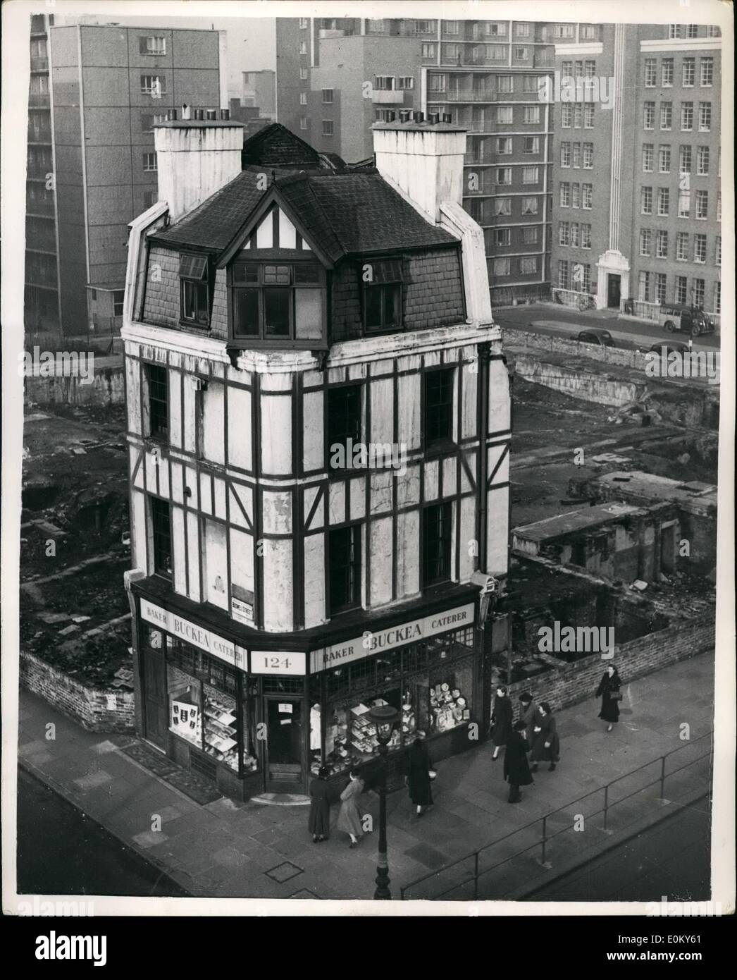 Novembre 11, 1952 - C'est Seul l'Ancien et du moderne à Londres : un peu de vieux Londres survit sur le site du blitz à l'angle de la rue et Boswell Theobalds Road, Holborn. Il contraste avec le bloc d'appartements modernes et de l'Aviation civile du Conseil des bureaux à l'arrière-plan. Banque D'Images