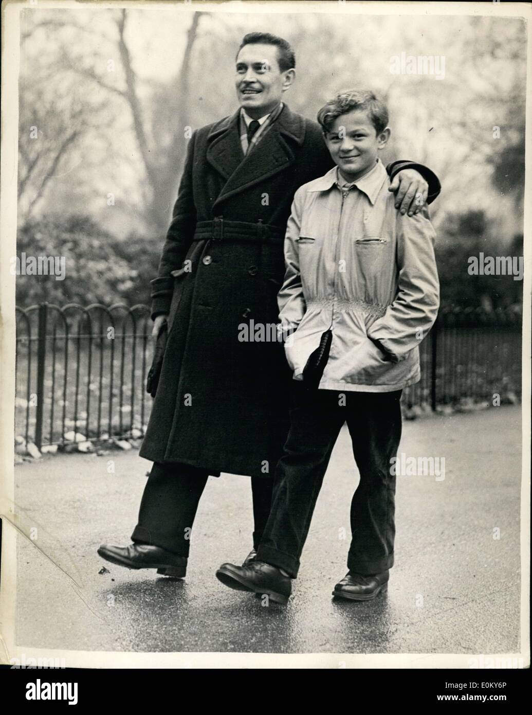 11 novembre 1952 - Michael, treize ans, bluffe sa voie vers la liberté.  derrière le rideau de fer : Micahel Tomkiewiege, âgé de treize ans, est arrivé à Londres la nuit dernière et a été réunie avec son père, maintenant un ouvrier du coton Blackburn, qu'il a vu pour la dernière fois lorsqu'il avait six mois. L'aventure de Michael a commencé quand il a vendu ses lapins d'animal de compagnie - a pris du pain et a commencé son voyage de 100 miles à Berlin depuis la maison de sa mère en Pologne Banque D'Images