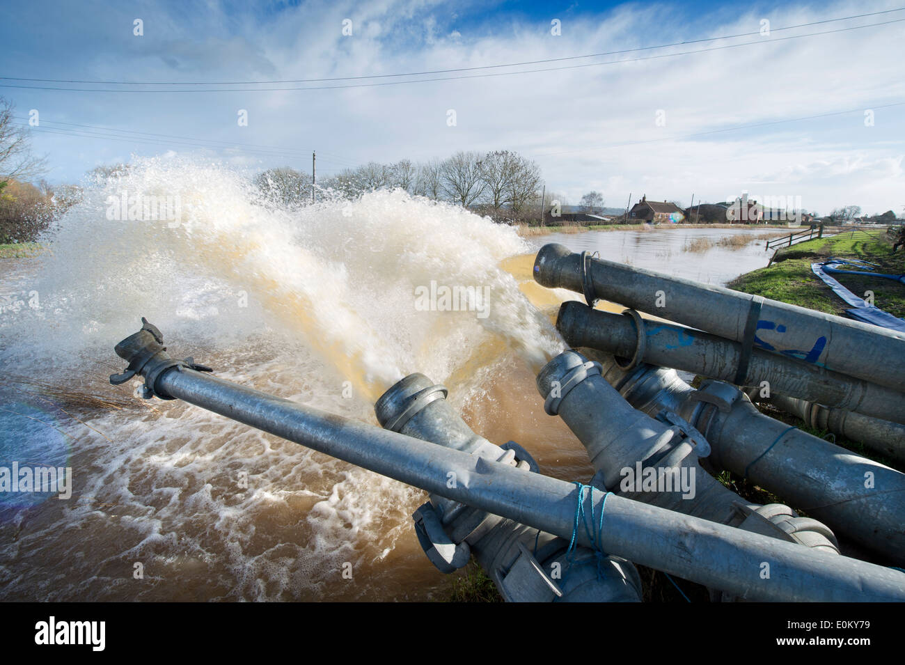 Les inondations sur les Somerset Levels - inondation, l'eau pompée dans la rivière Parrett près de Burrowbridge UK Mars 2014 Banque D'Images