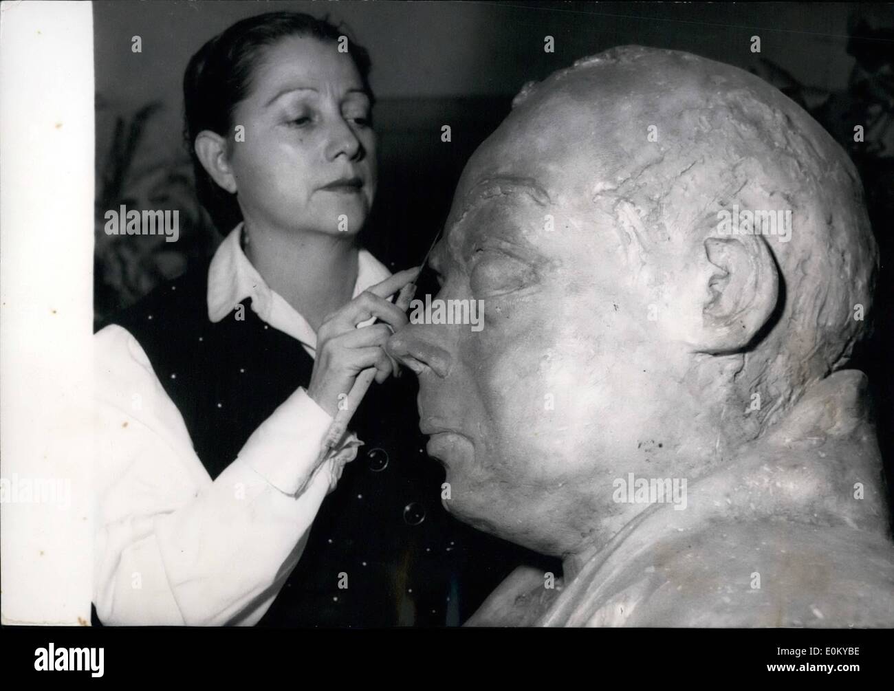 Septembre 09 1952 Femme Sculpte Celebre Mari Madame Consuelo De Saint Exupery Veuve Du Celebre Aviateur Francais Et Auteur Saint Exupery Voulu Dans Un Accident D Il Y A 8 Ans