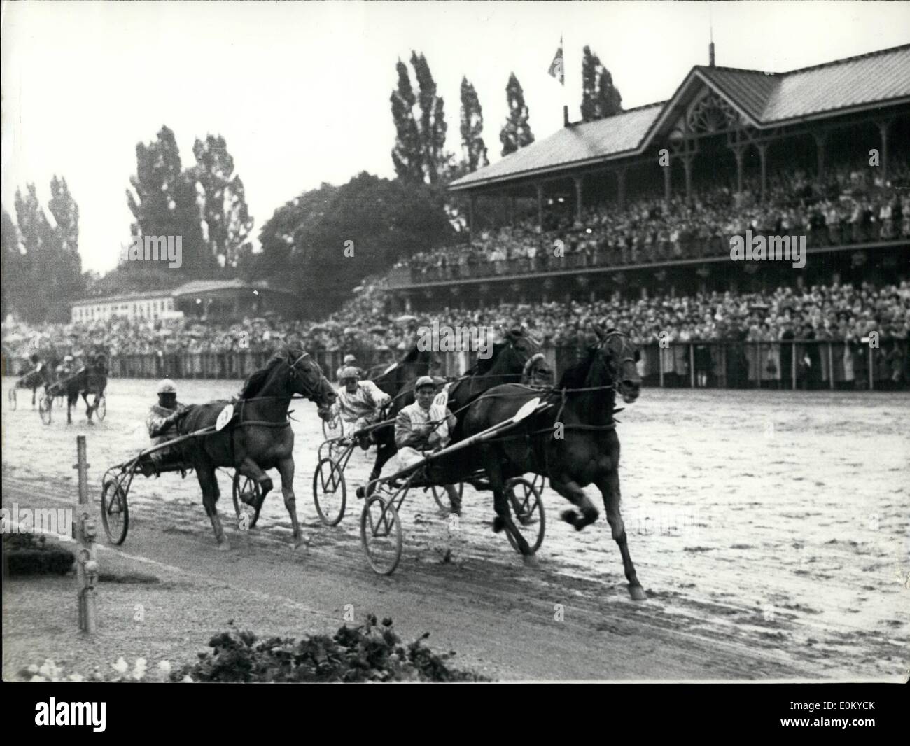 Septembre 09, 1952 - International trotting championship à Copenhague : à la journée le trot international championship a été réglée à Copenhague. Les chevaux les plus rapides en Europe a commencé avec le permettent, Frances rempart et Rouleaux à venir. ''Frances rempart'' (Suède) a remporté le prix - 25.000 kr - usingf 1.22.3 ''Rollo : (Suède) a terminé deuxième en 1.22.4 alors que l'Allemande''Permettre'' a terminé troisième en 1.22.5 photo montre la finale de l'international match de championnat. En premier plan ''Frances rempart'' (S. Nordin, la Suède dans le sulky), la gauche est permis : (W. Heitmann, Allemagne) Banque D'Images