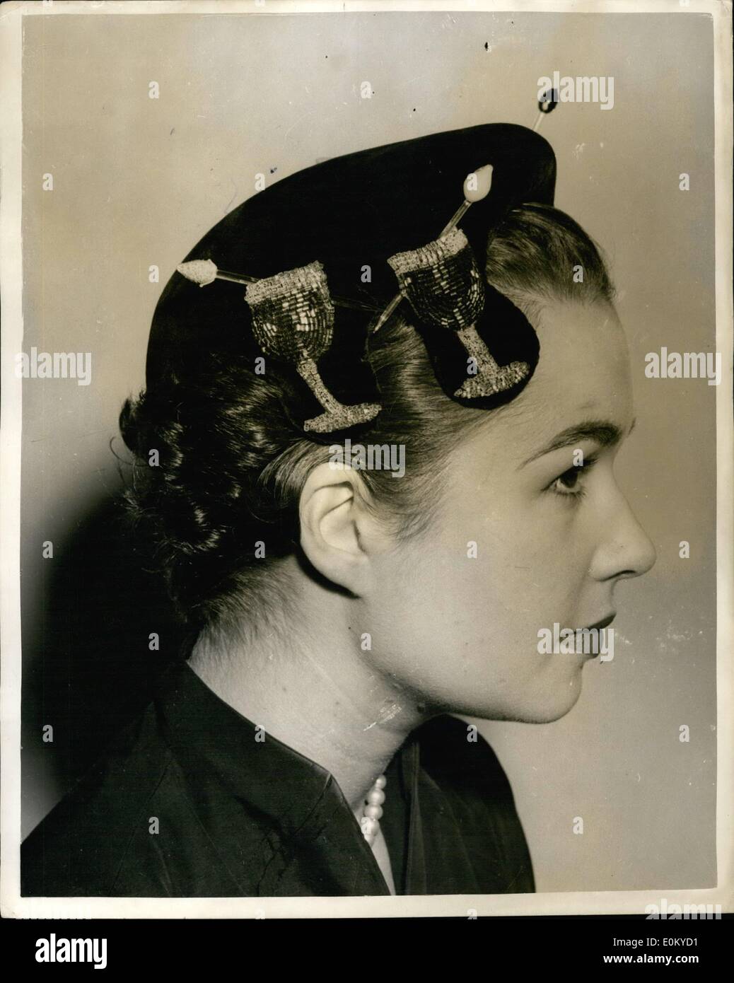 Septembre 09, 1952 - Peu de Style avec motifs en verre à cocktail mode pour afficher à Londres : un cocktail hat avec motifs de décoration en verre de cocktail en velours noir et verre à cocktail stick perçant la 'lunettes'. C'est l'un des nouveaux styles par Dolores de Regent Street pour l'affichage à l'ouverture aujourd'hui de leur nouveau showroom Glamour. Banque D'Images