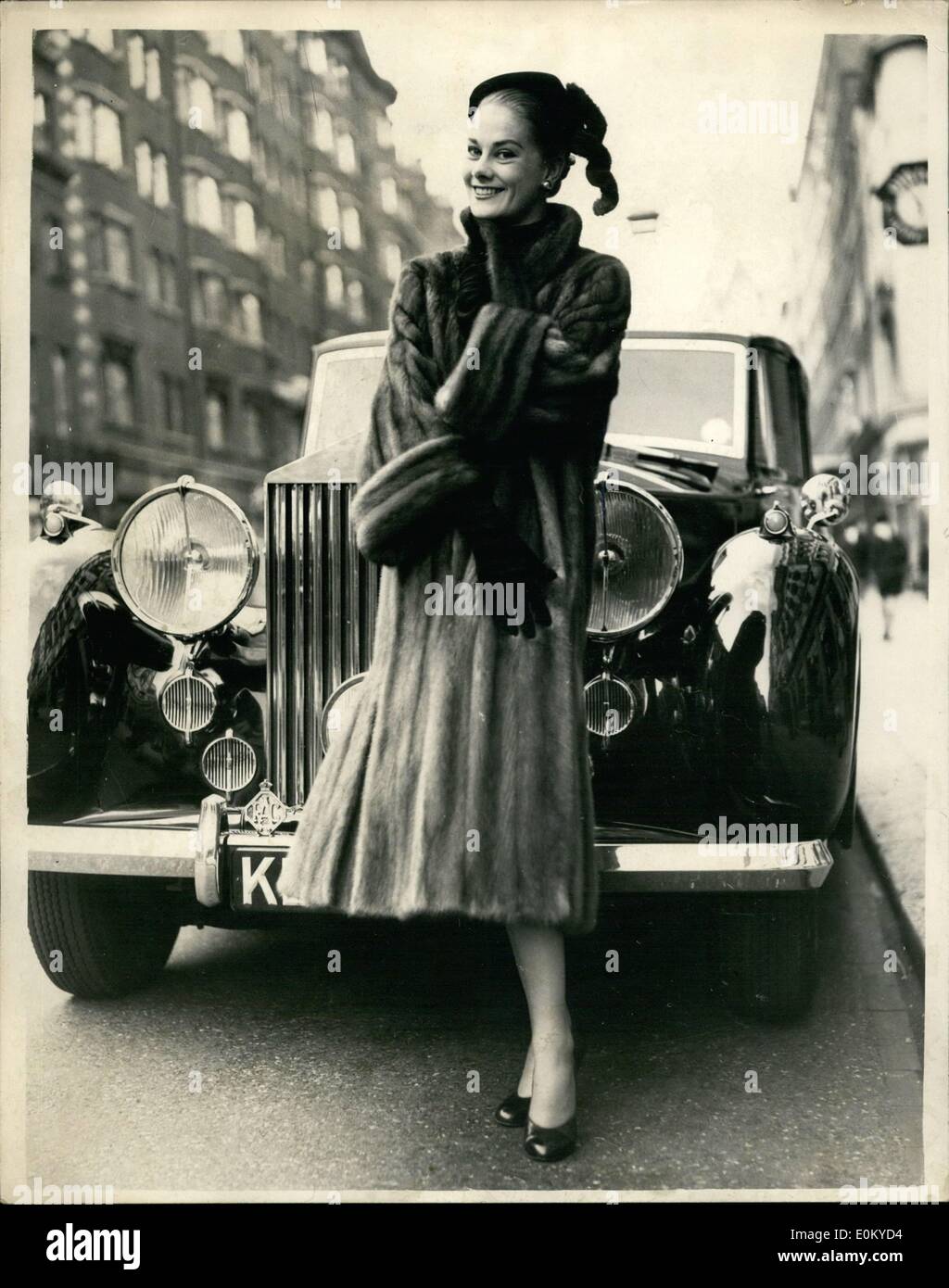 09 septembre 1952 - fur Fashion Parade à Londres : une présentation conjointe de leurs modèles d'hiver, a été faite aujourd'hui par Charles Creed et S. London Furs, à Estond House, Sloane-Street. La photo montre Anjou est le nom de ce manteau Royal Pastel Mink - au prix de 2 800 - le plus cher sur l'exposition - développement de mutation Mink qui ressemblait le plus aux caractéristiques les plus fines de Wild Mink. Banque D'Images